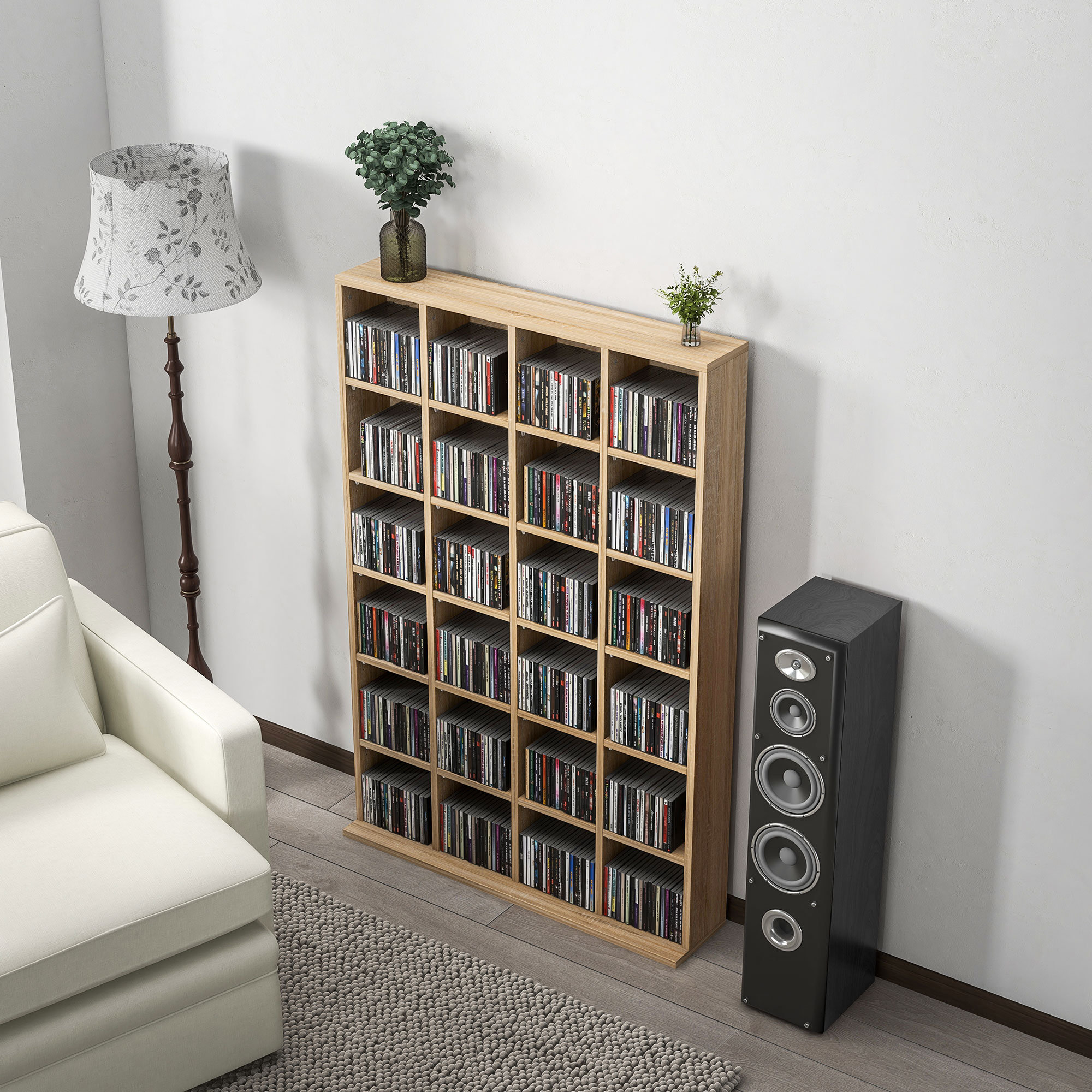 Una mensola per CD in legno chiaro piena di CD si trova accanto a un altoparlante nero e un divano bianco.