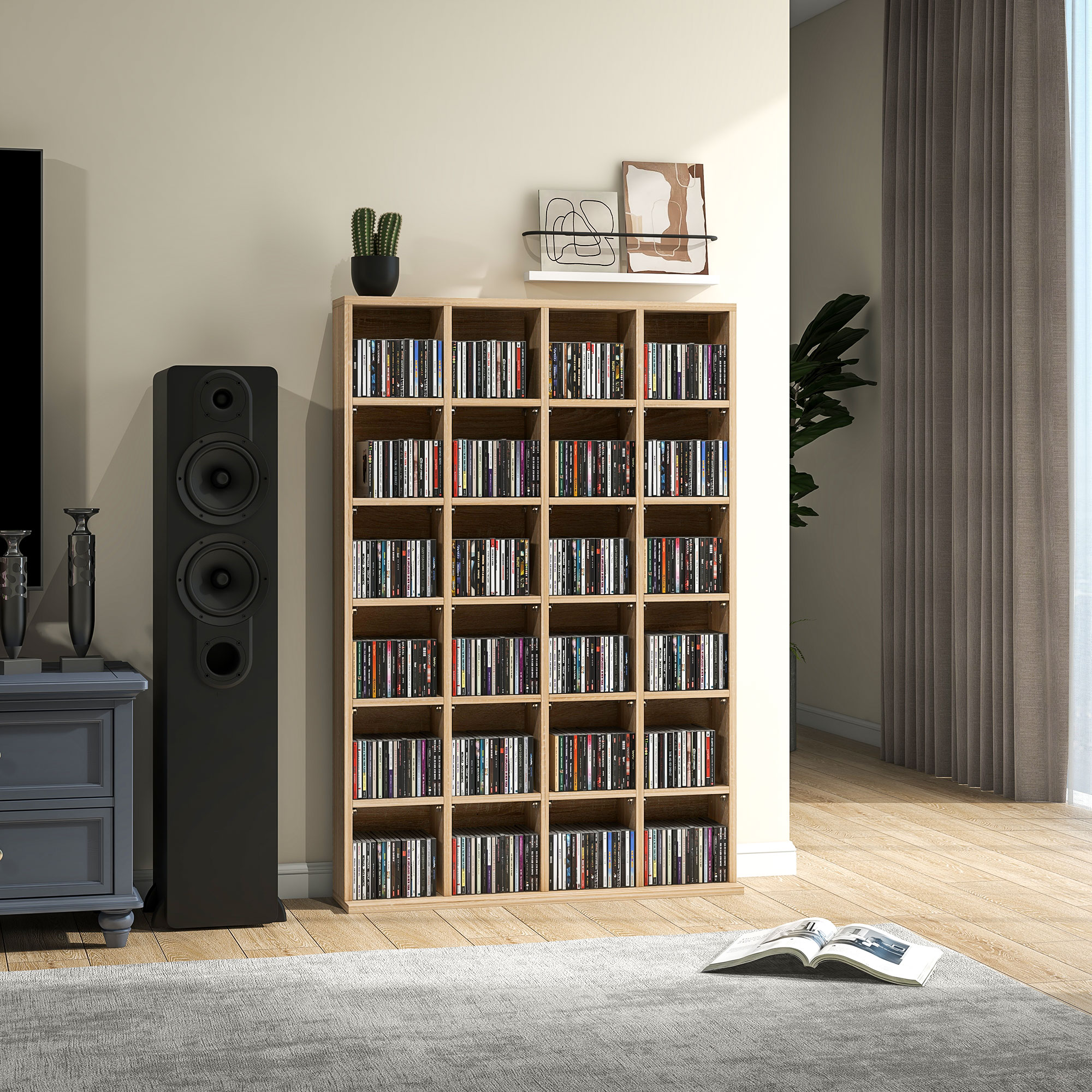 Una libreria alta piena di CD accanto a un altoparlante nero su pavimento in legno.