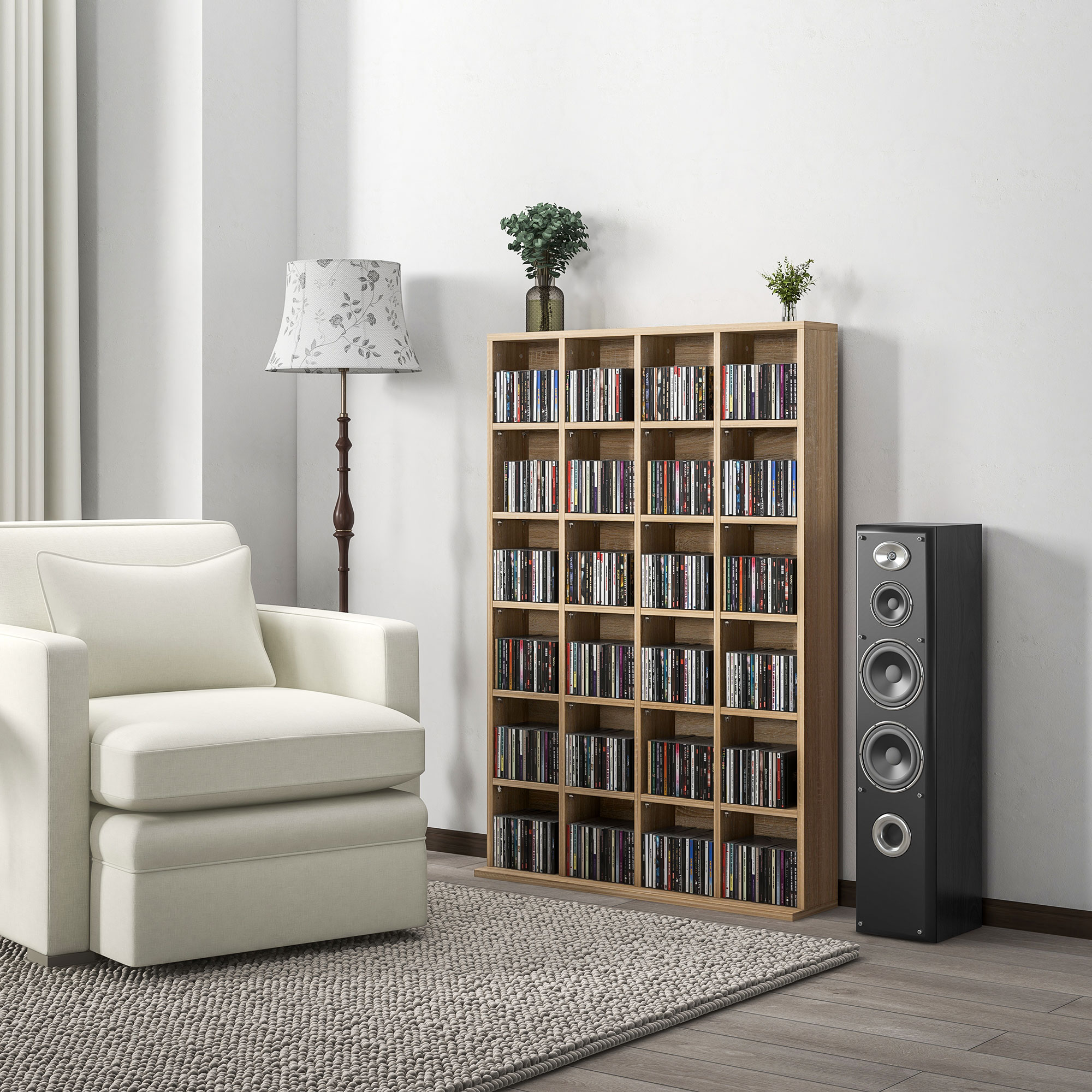 Una poltrona beige con una libreria piena di CD e un altoparlante accanto.