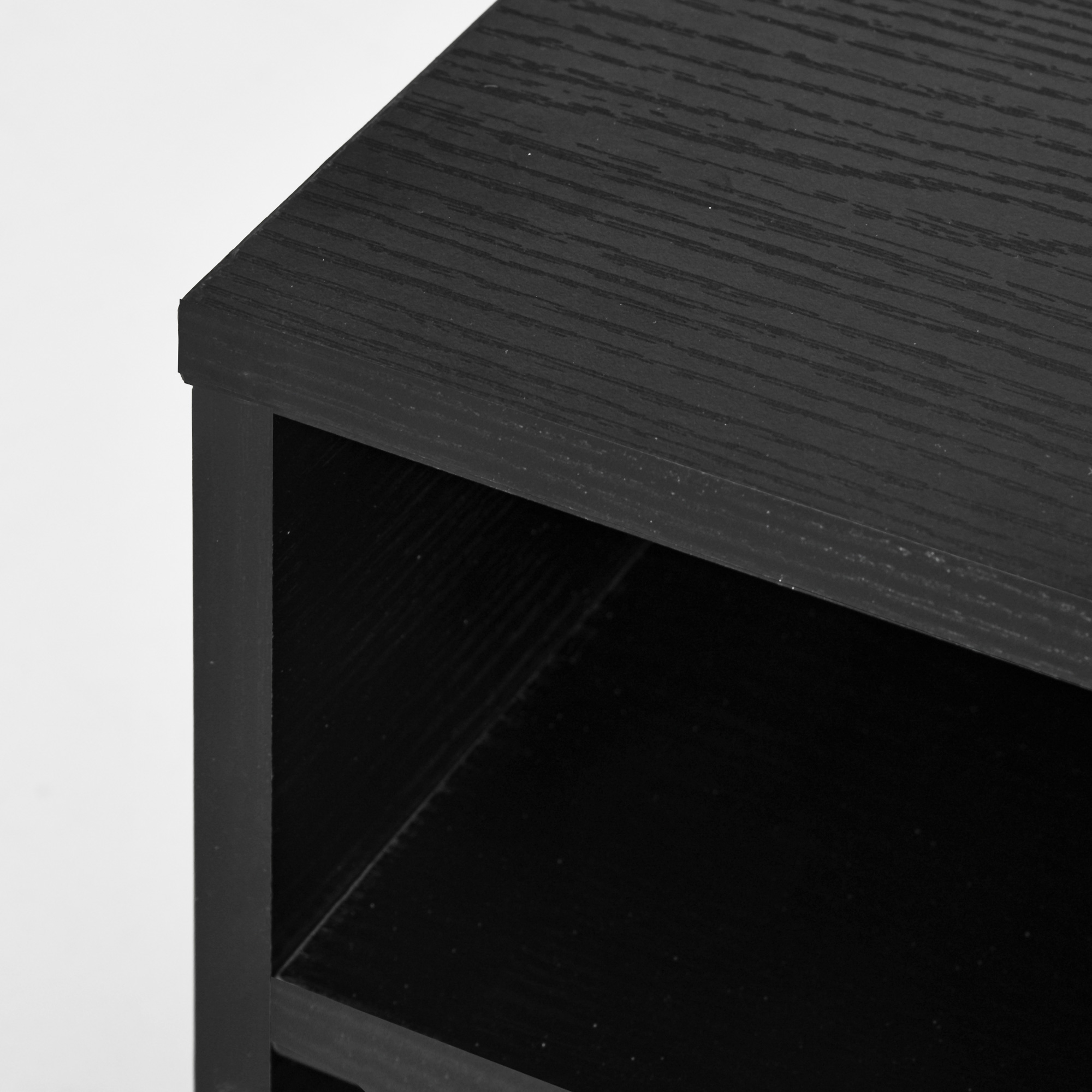 Scaffale in legno nero con venatura visibile e scomparto aperto.