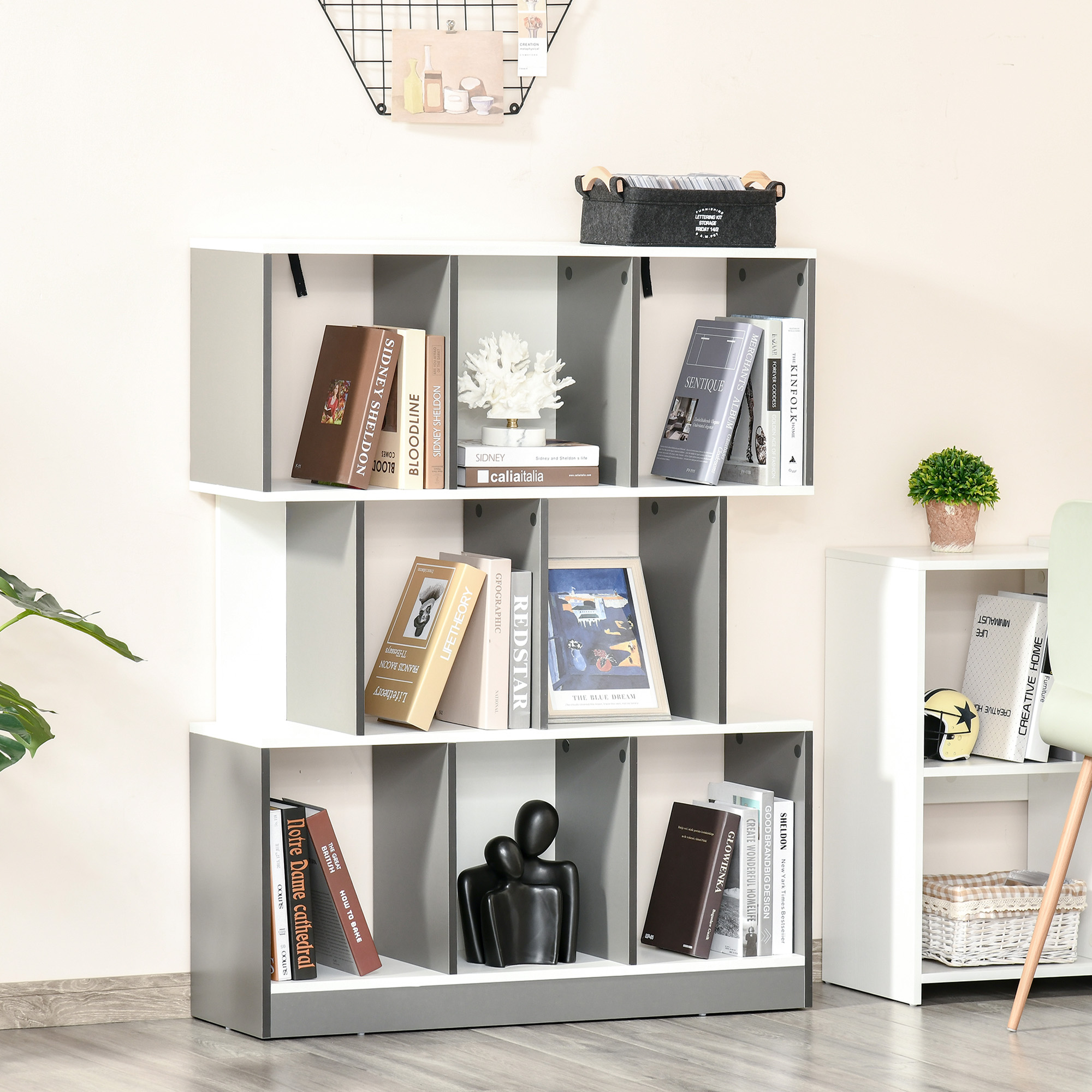 Libreria con libri, decorazioni e una scultura di coppia.