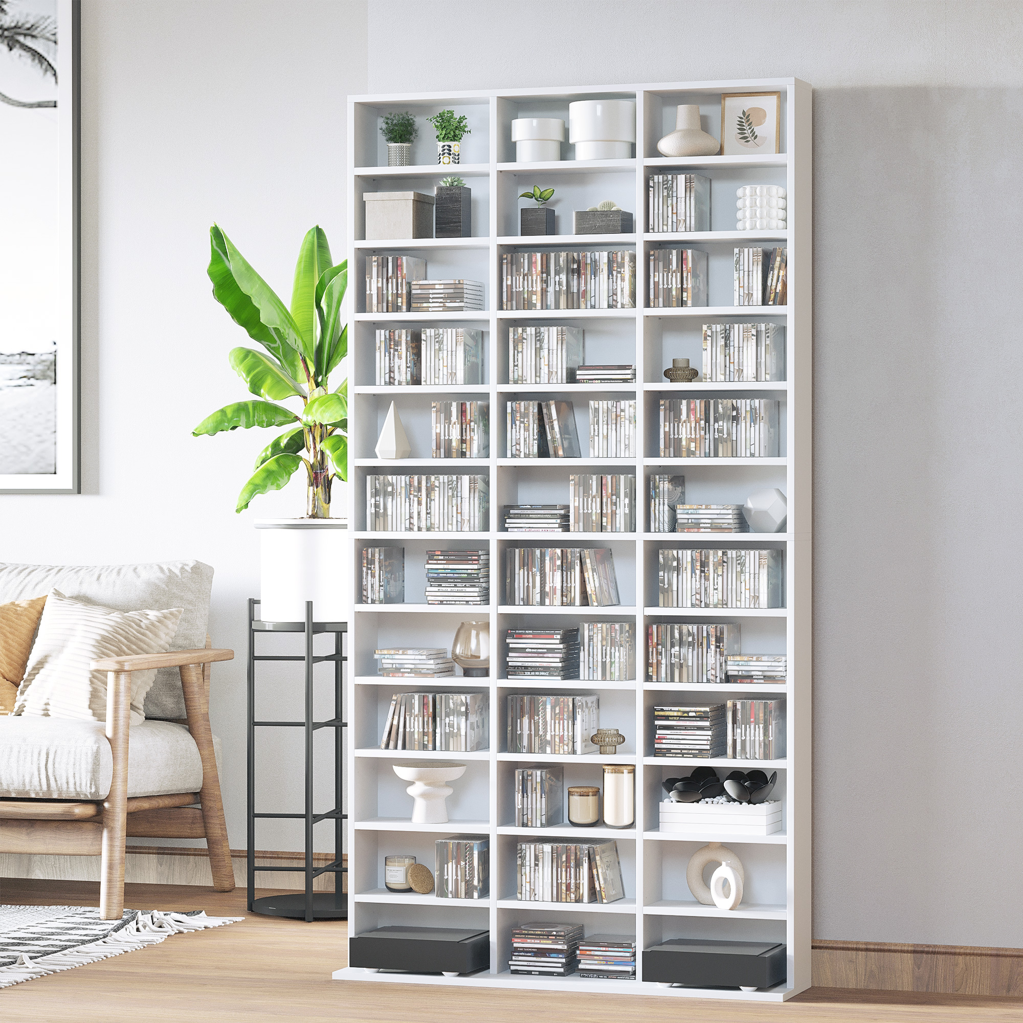 Una libreria bianca piena di CD, libri e oggetti decorativi accanto a una poltrona.