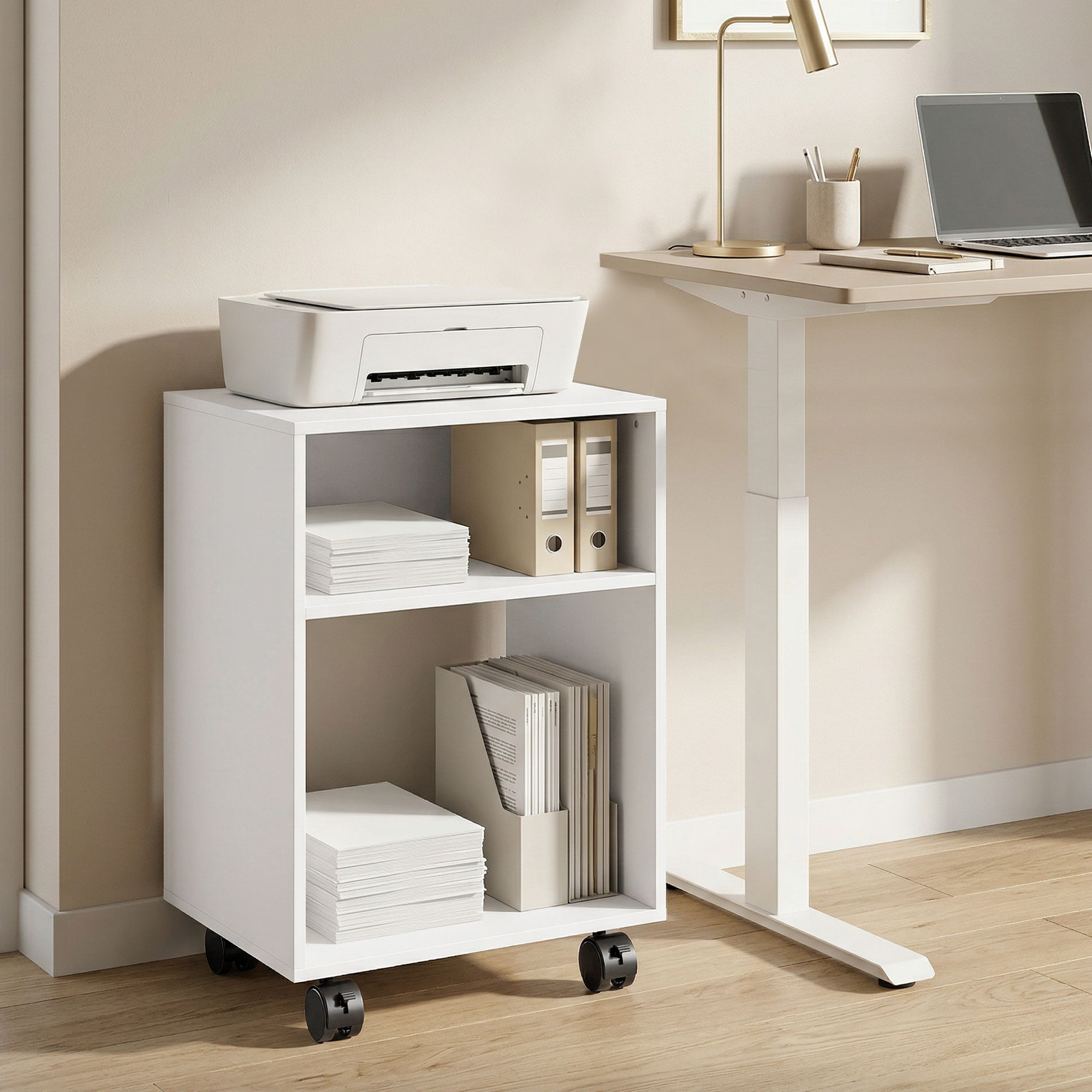 Mobile bianco con stampante, raccoglitori e carta su pavimento in legno.