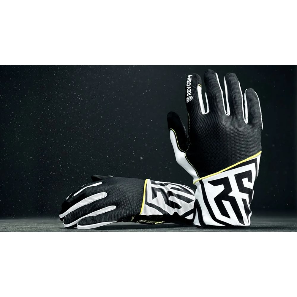 Guantes blancos y negros con detalles amarillos y logo "RSR".