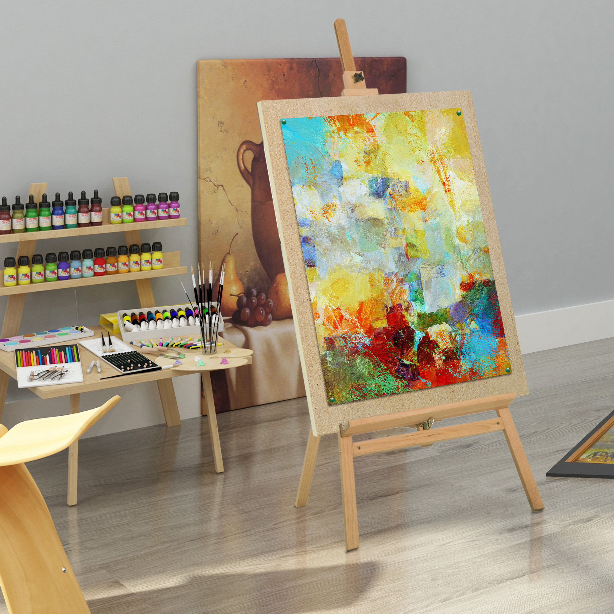 Uno studio d'arte con cavalletto, colori e pennelli. È visibile un dipinto astratto.