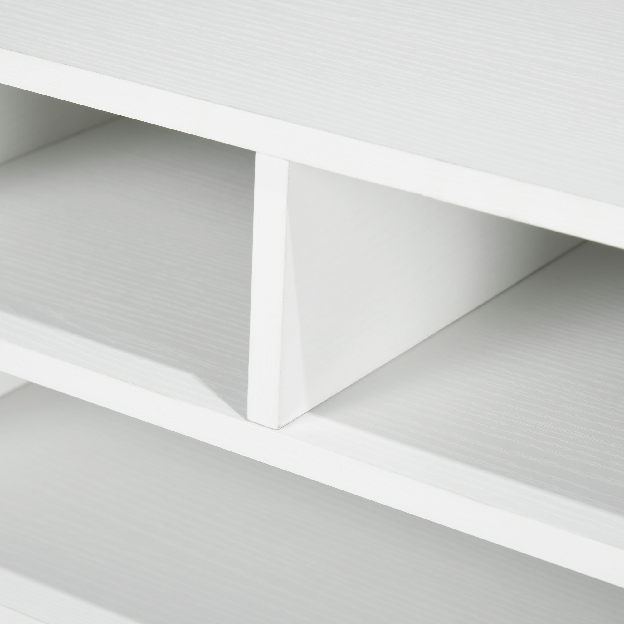 Scaffali in legno bianchi con venature e ombre visibili.