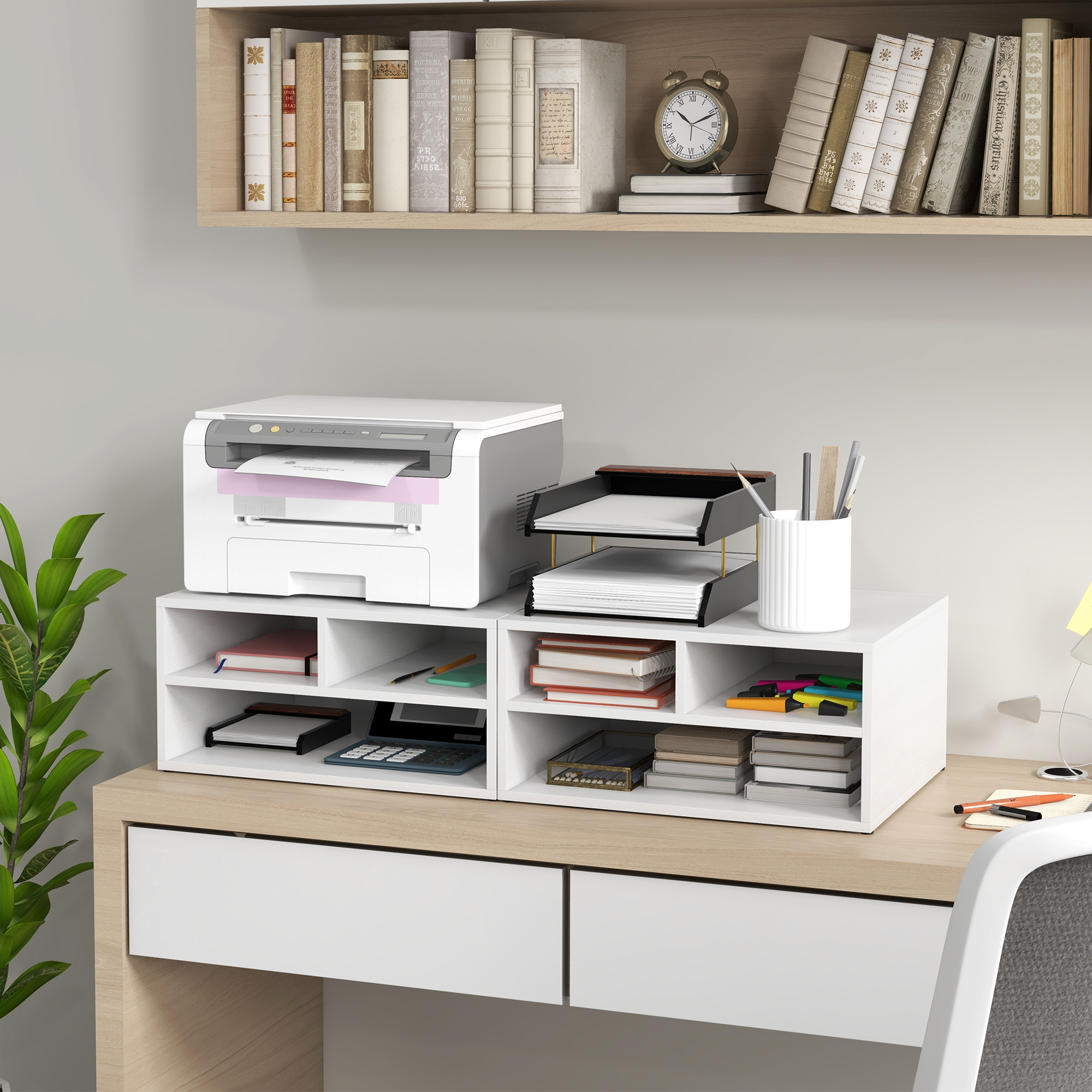 Una stampante bianca si trova sopra un organizer da scrivania bianco con ripiani contenenti libri, carte e forniture.