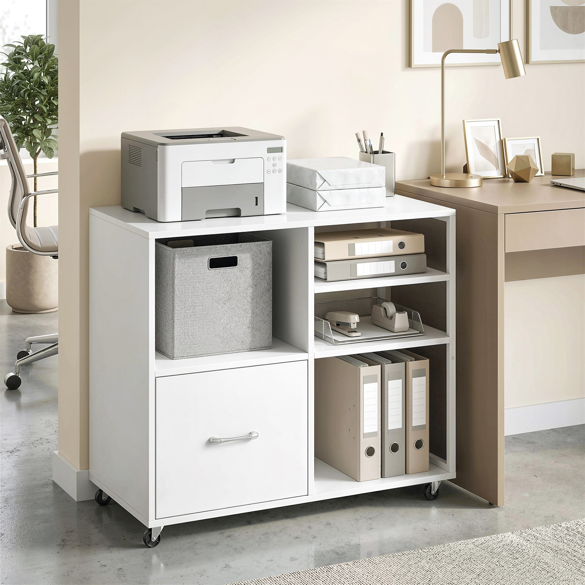 Un archiviatore bianco con stampante, raccoglitori e scatole.