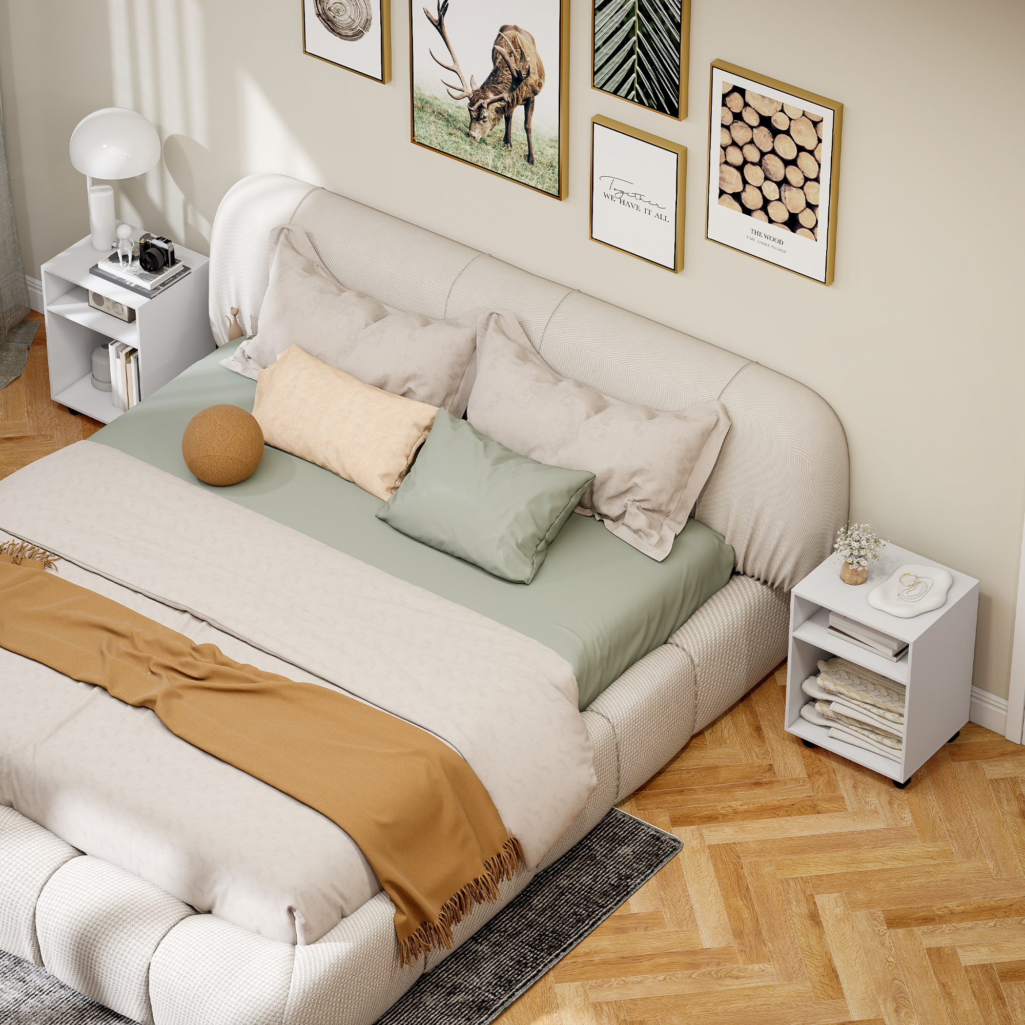 Un letto con cuscini, coperte e quadri appesi.