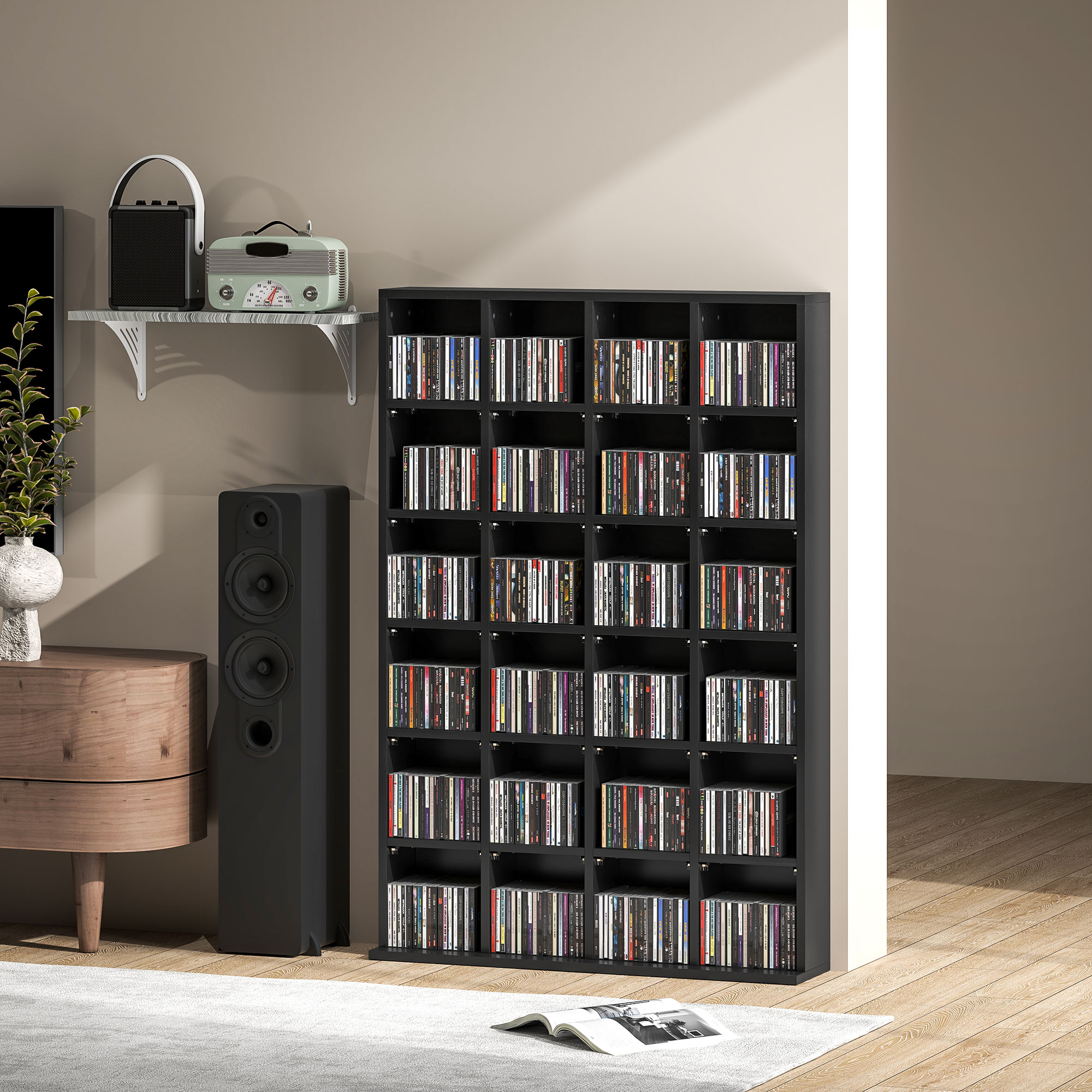 Scaffale nero pieno di CD, accanto a un grande altoparlante nero.