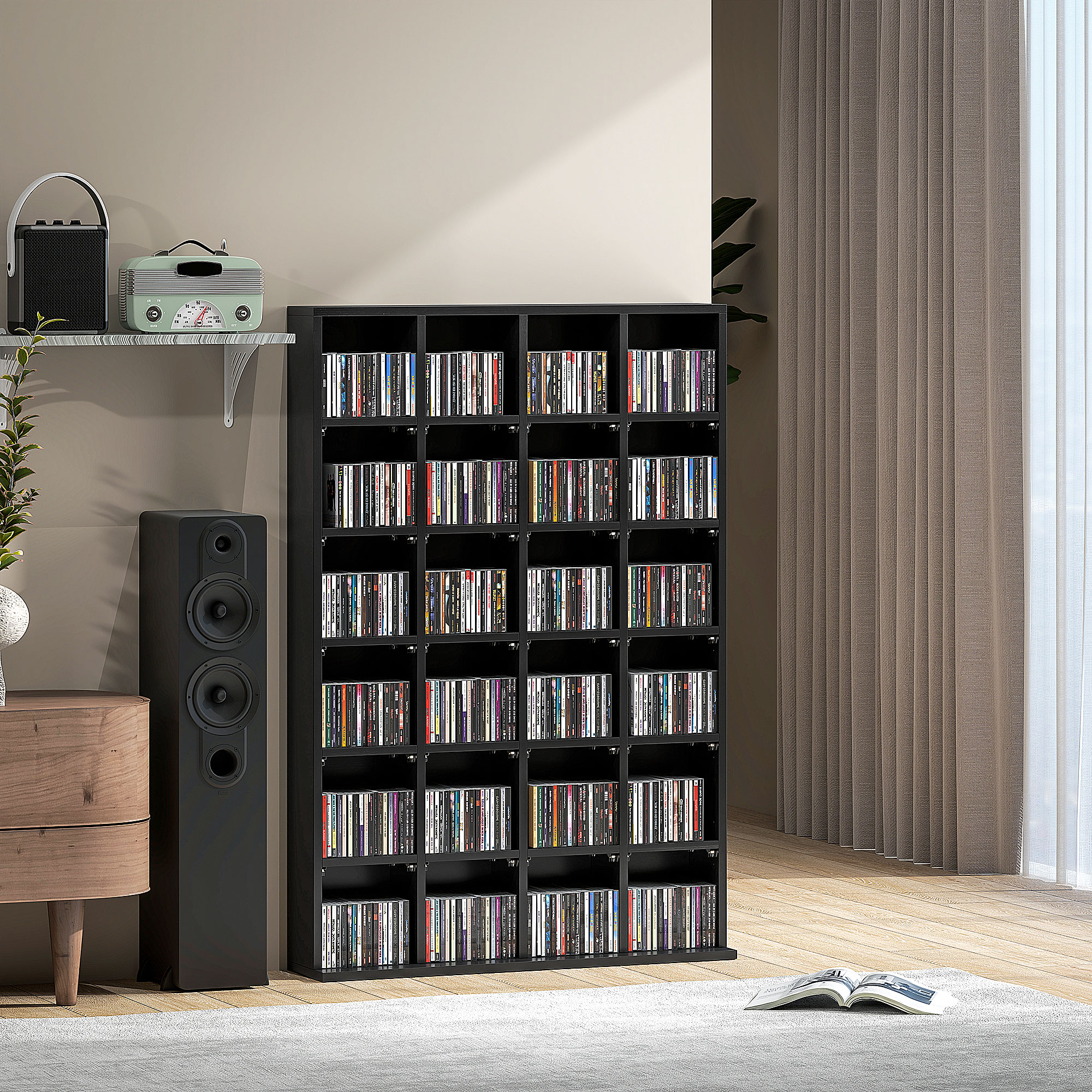 Una scaffalatura nera alta piena di CD si trova in una stanza con un altoparlante.