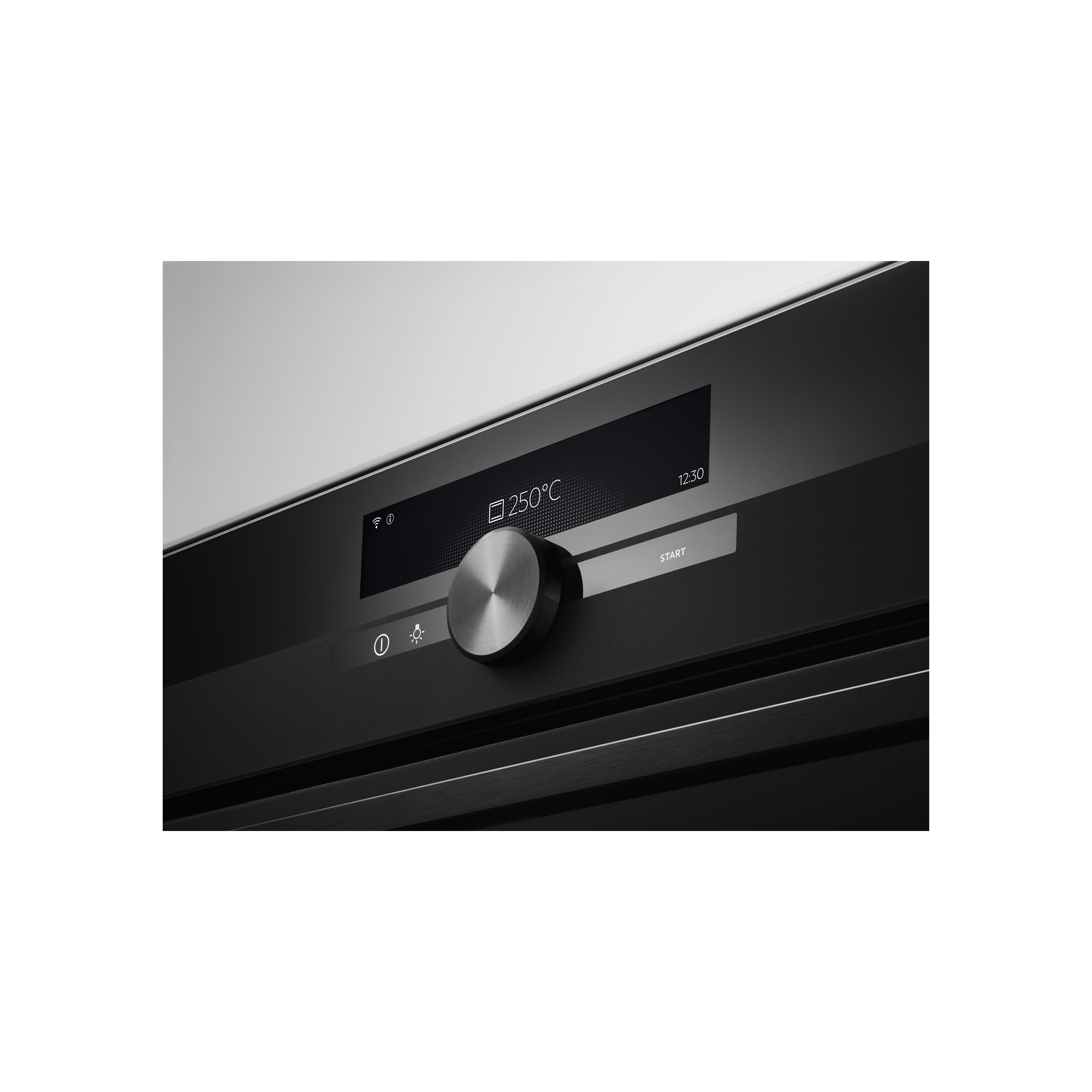 Un horno moderno con pantalla digital que muestra 250°C. Un dial controla los ajustes.
