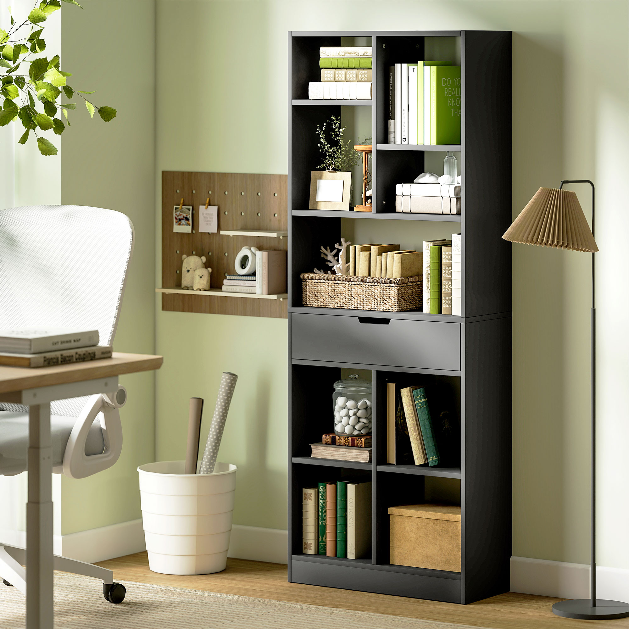 Un ufficio domestico con scrivania, sedia, libreria e lampada.