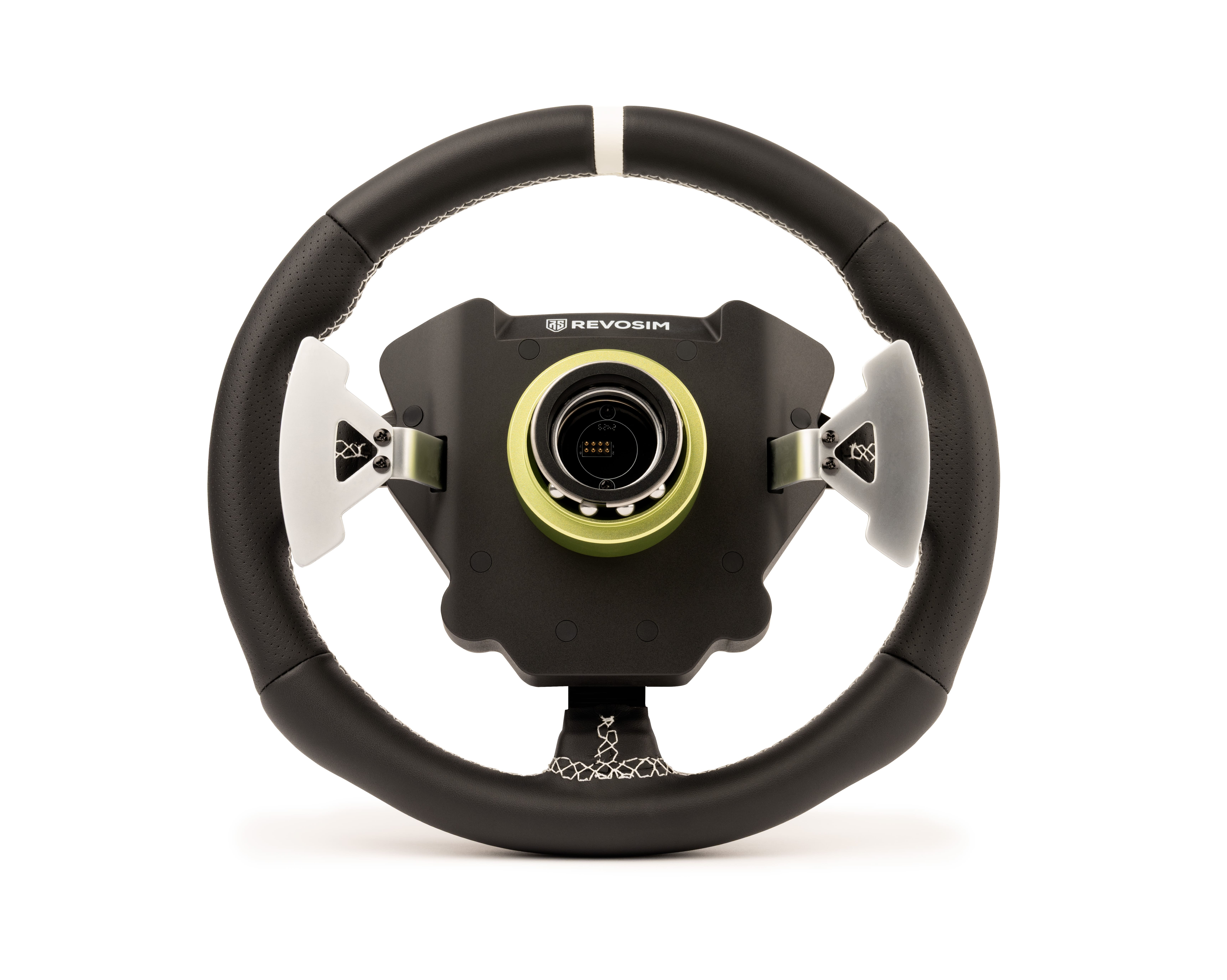 Un volante negro con levas plateadas y un logo de REVO SIM.