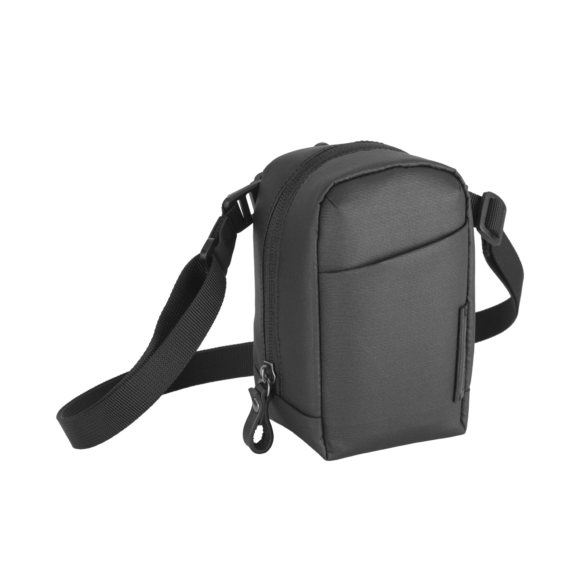 Un bolso cruzado oscuro con cremallera y correa para el hombro.