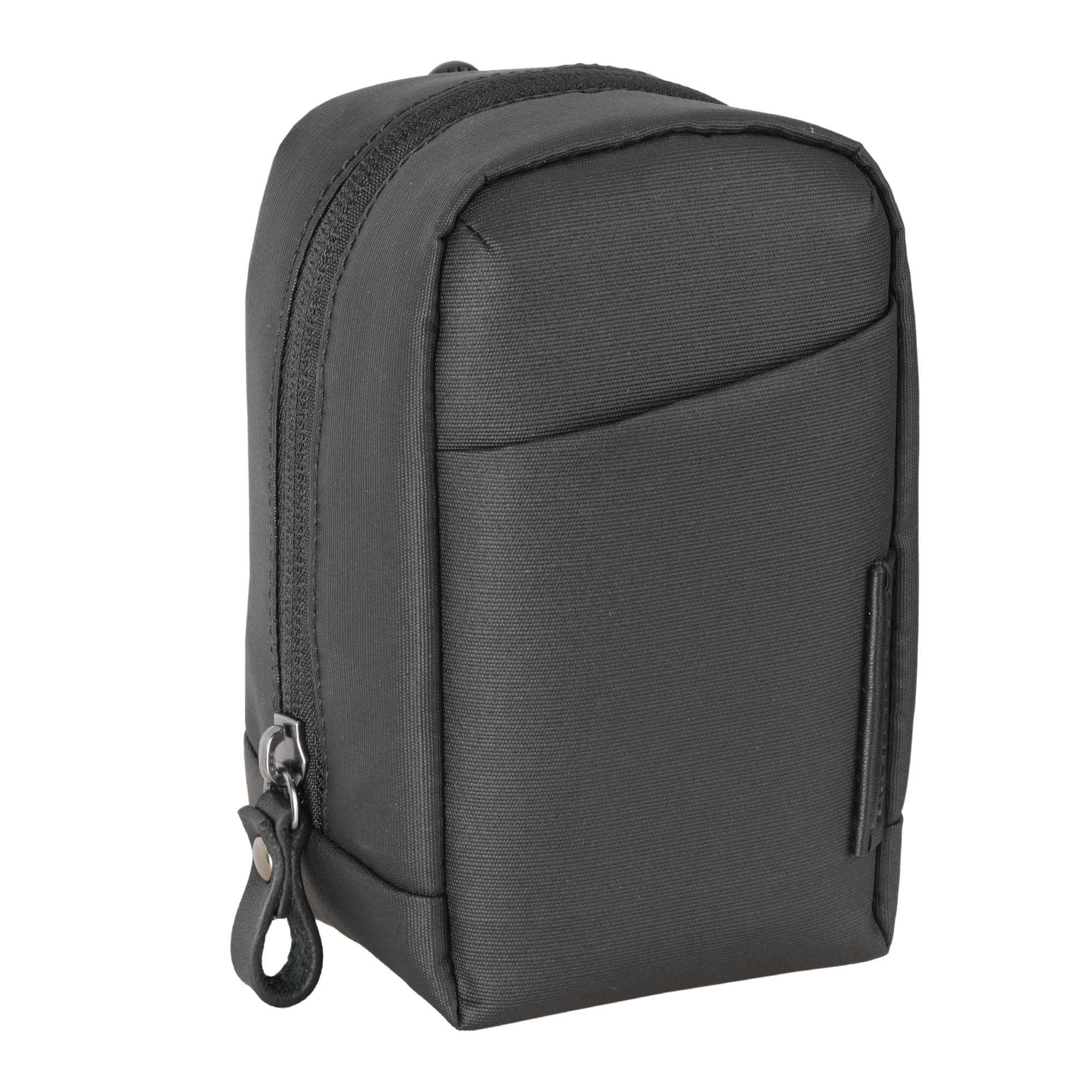 Una bolsa rectangular negra con cremallera y tirador de cuero, sobre fondo blanco.