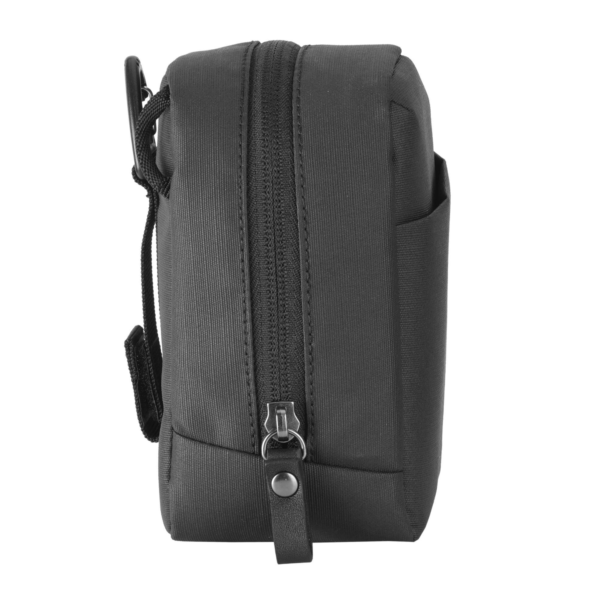 Bolsa negra con cremallera y clip de mosquetón, vista lateral.