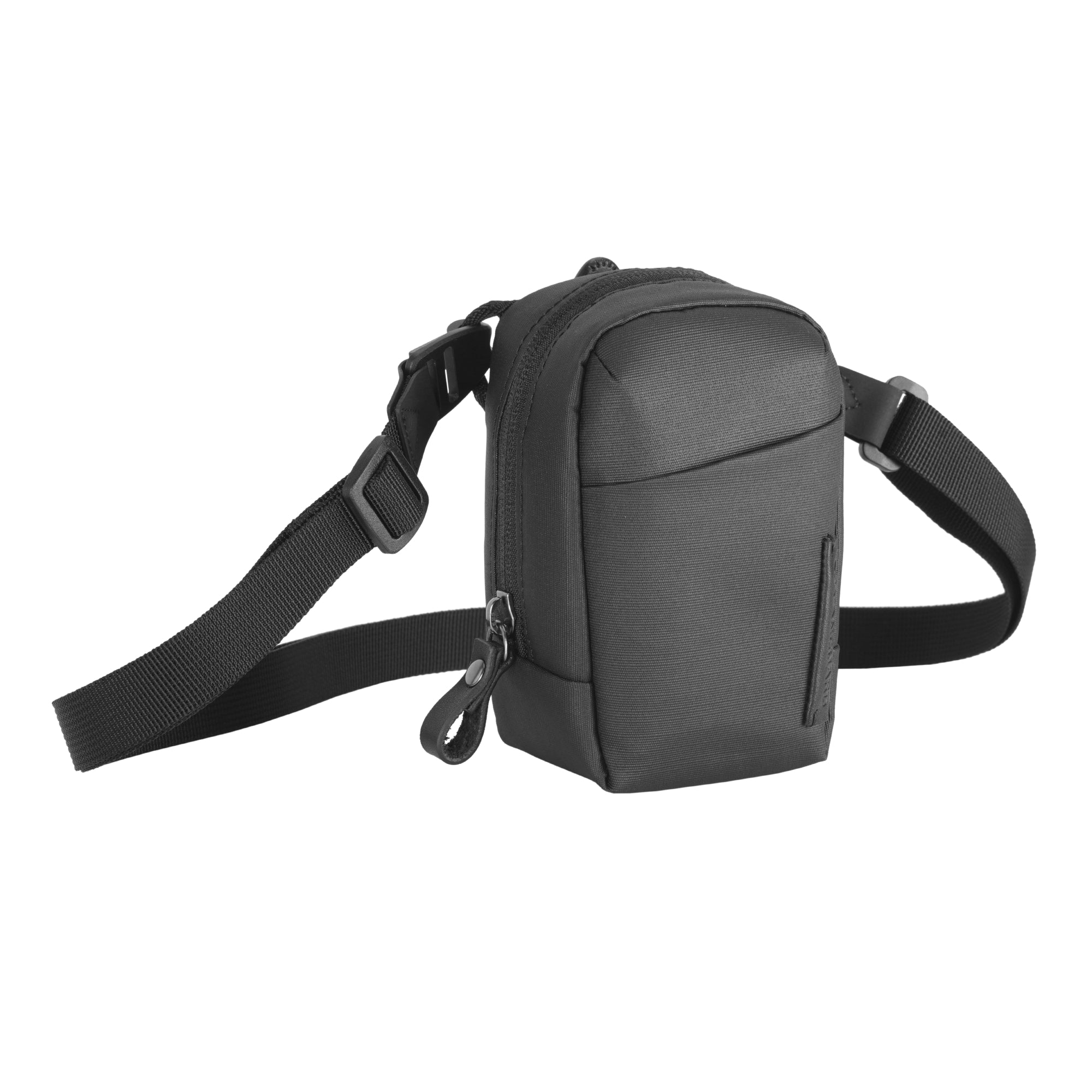 Un bolso cruzado negro con cremallera y correa ajustable.