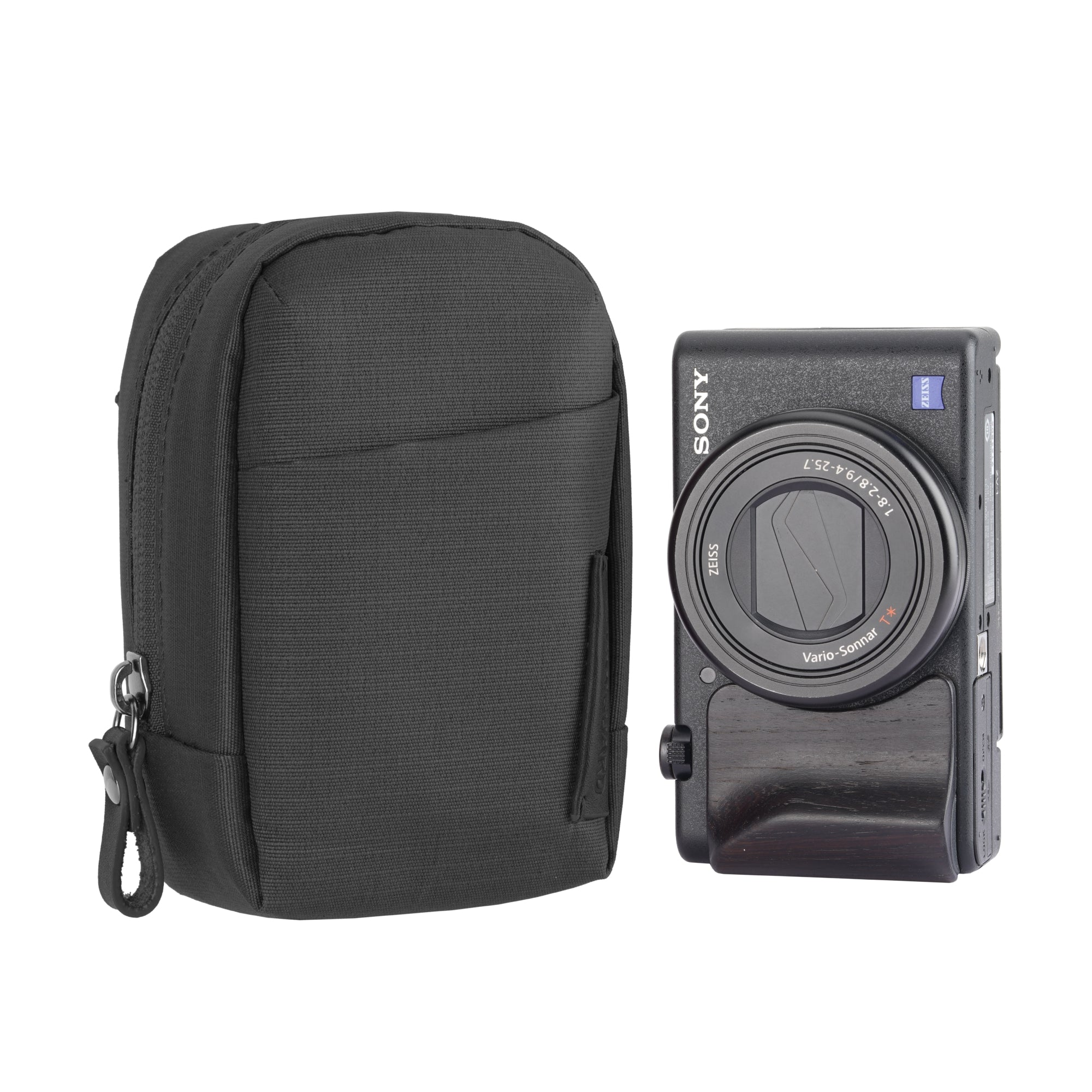 Una bolsa de cámara negra junto a una cámara Sony negra con agarre de madera.