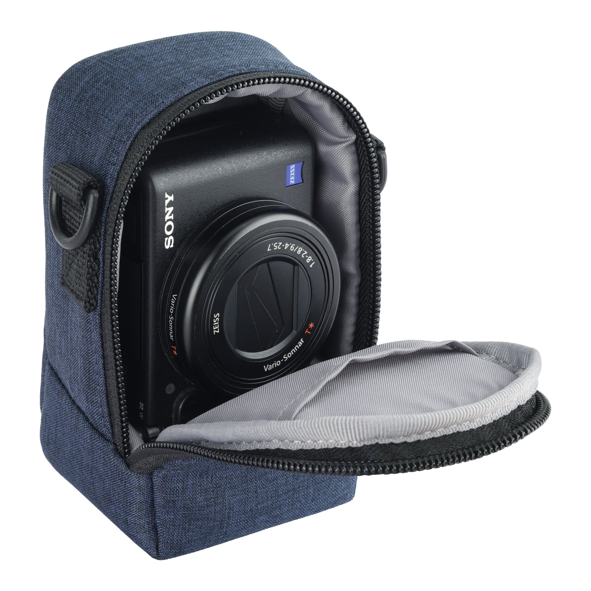 Una cámara Sony está dentro de una bolsa de cámara azul con cremallera.