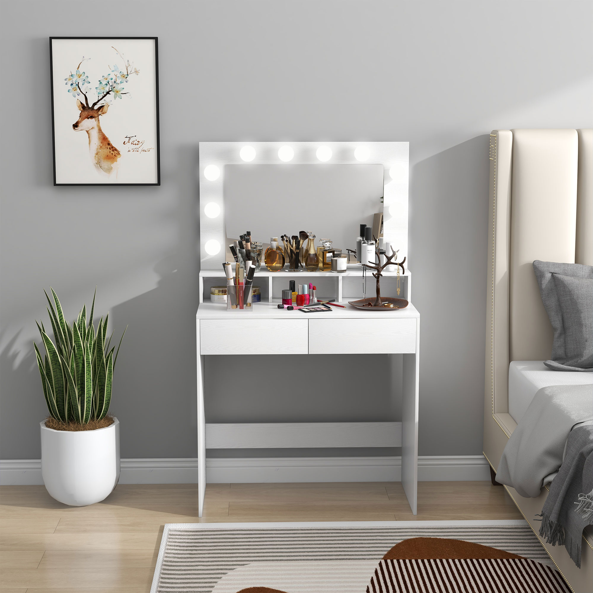 Toeletta con specchio illuminato, cosmetici, pianta e letto sullo sfondo.