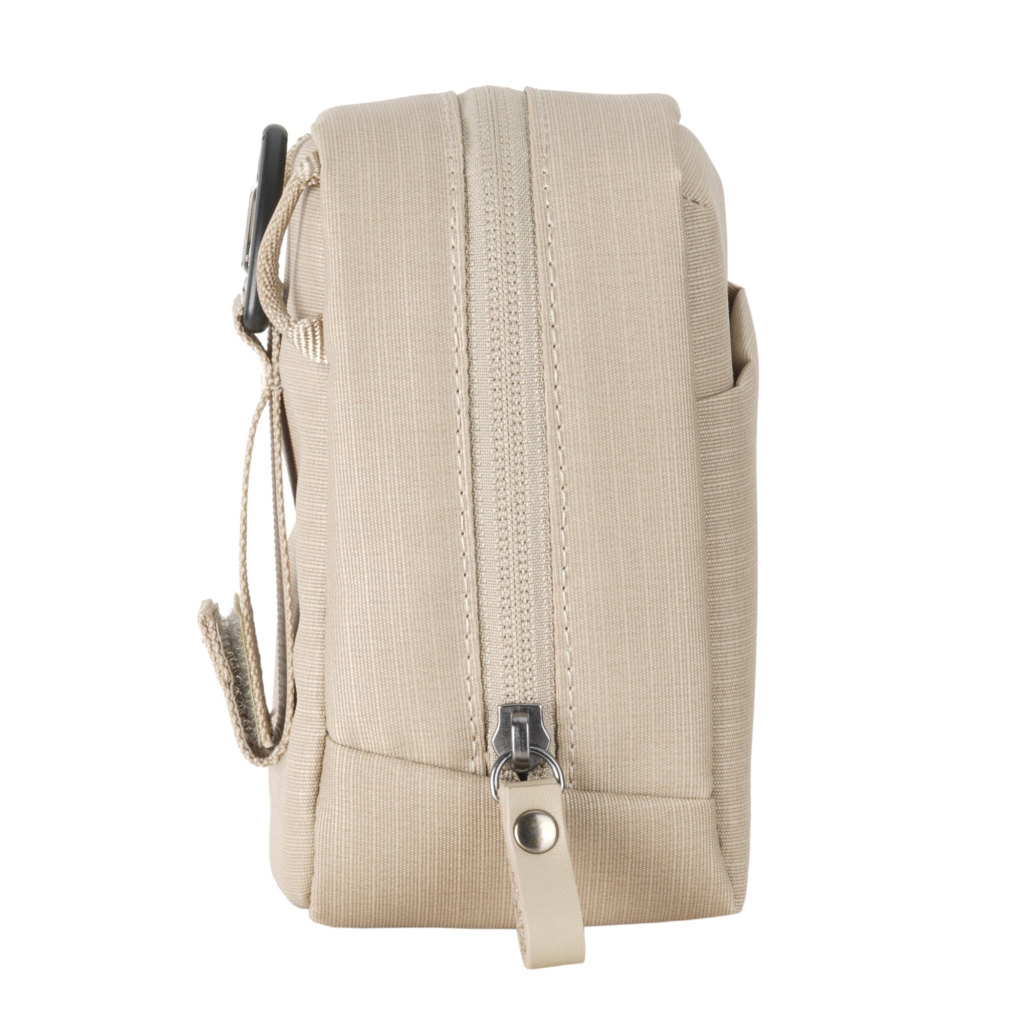 Una bolsa de tela beige con cremallera y etiqueta de cuero.