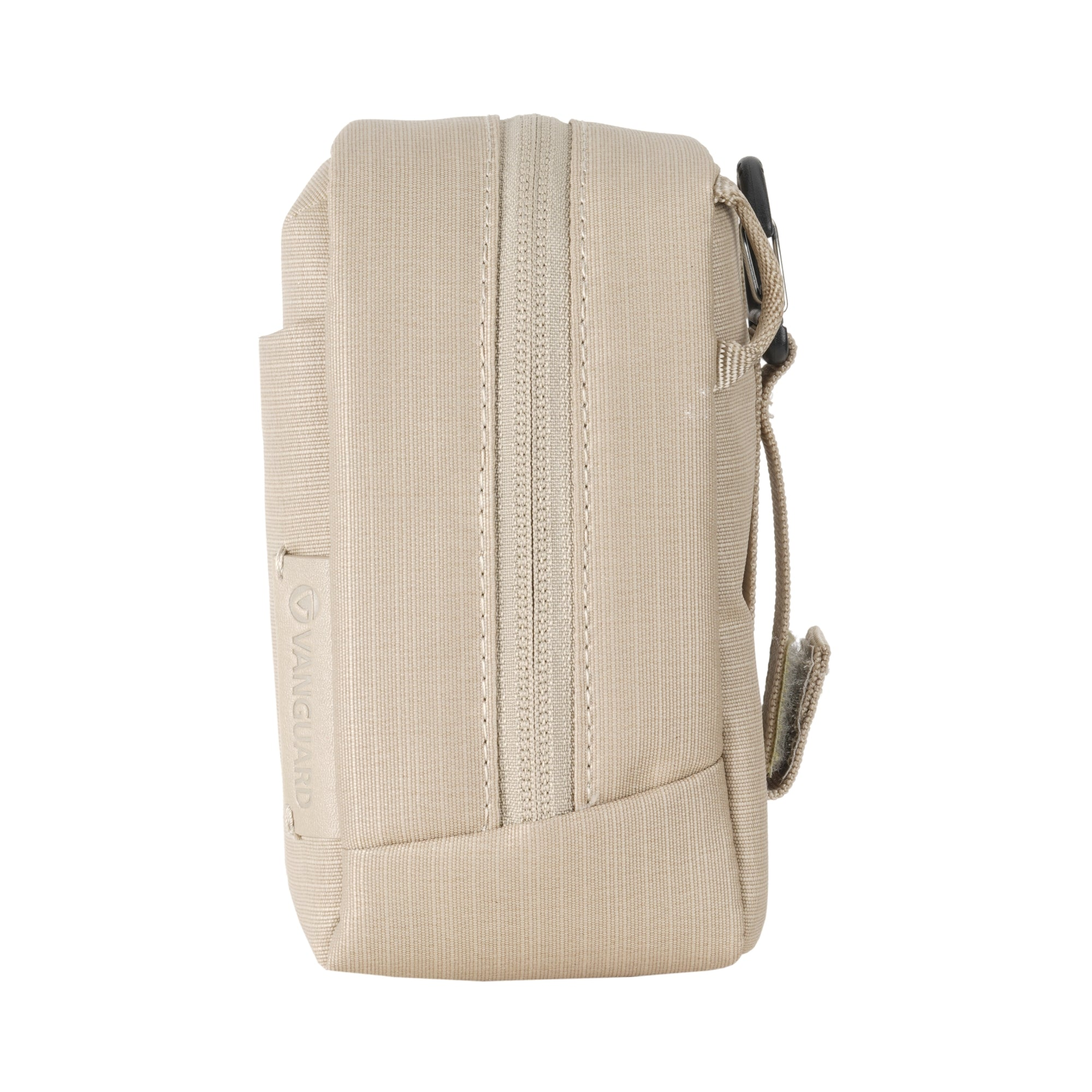 Una bolsa beige con cremallera y correa con clip.