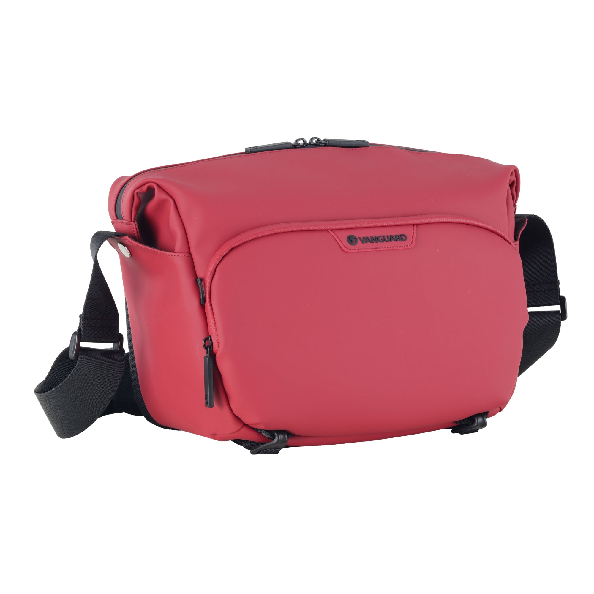 Un bolso cruzado rojo con correa negra y cremalleras.