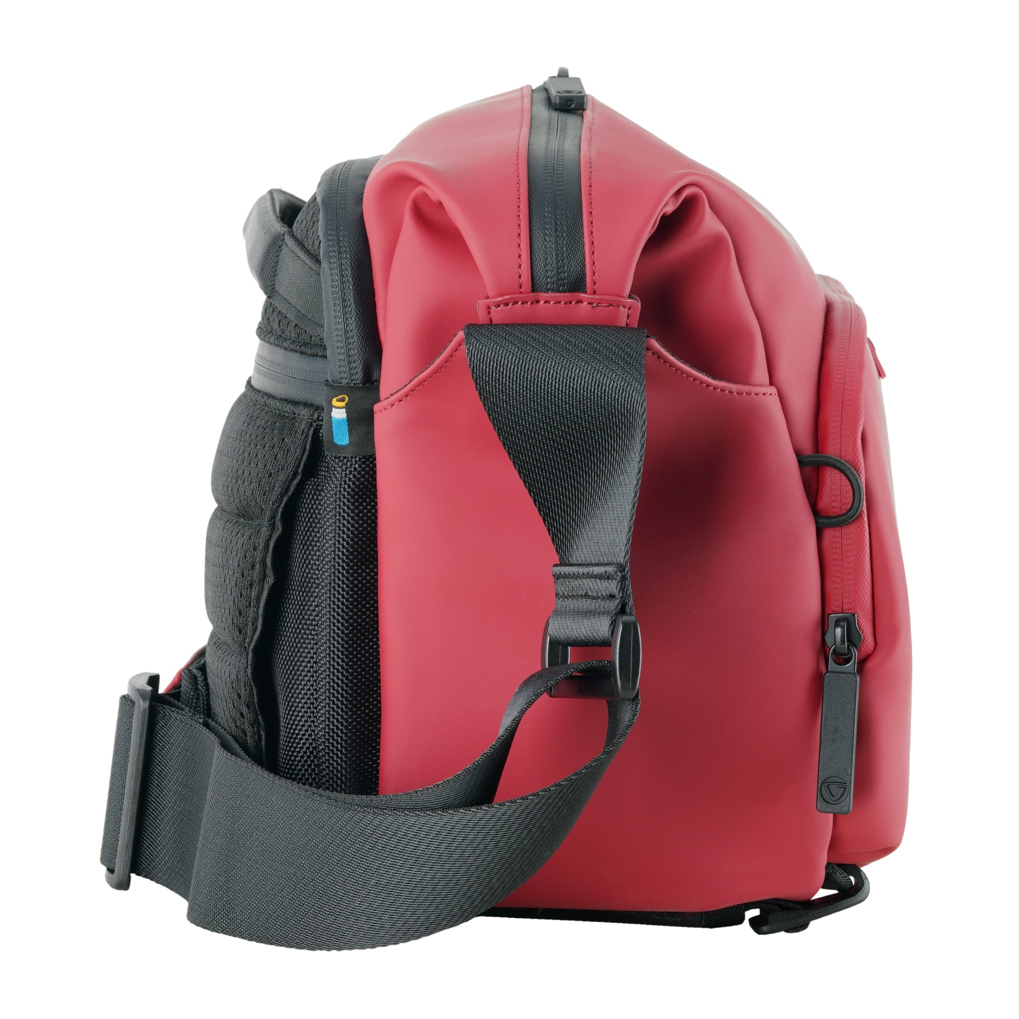 Mochila roja con correas negras y panel trasero de malla.