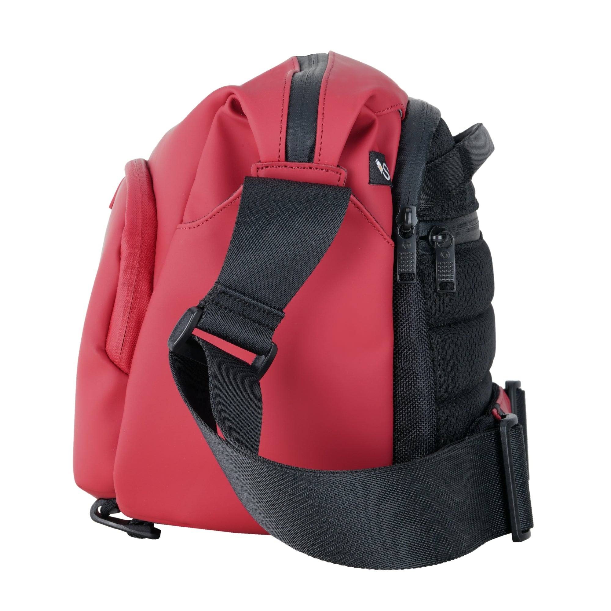 Bolso rojo con correa negra y cremalleras sobre fondo blanco.