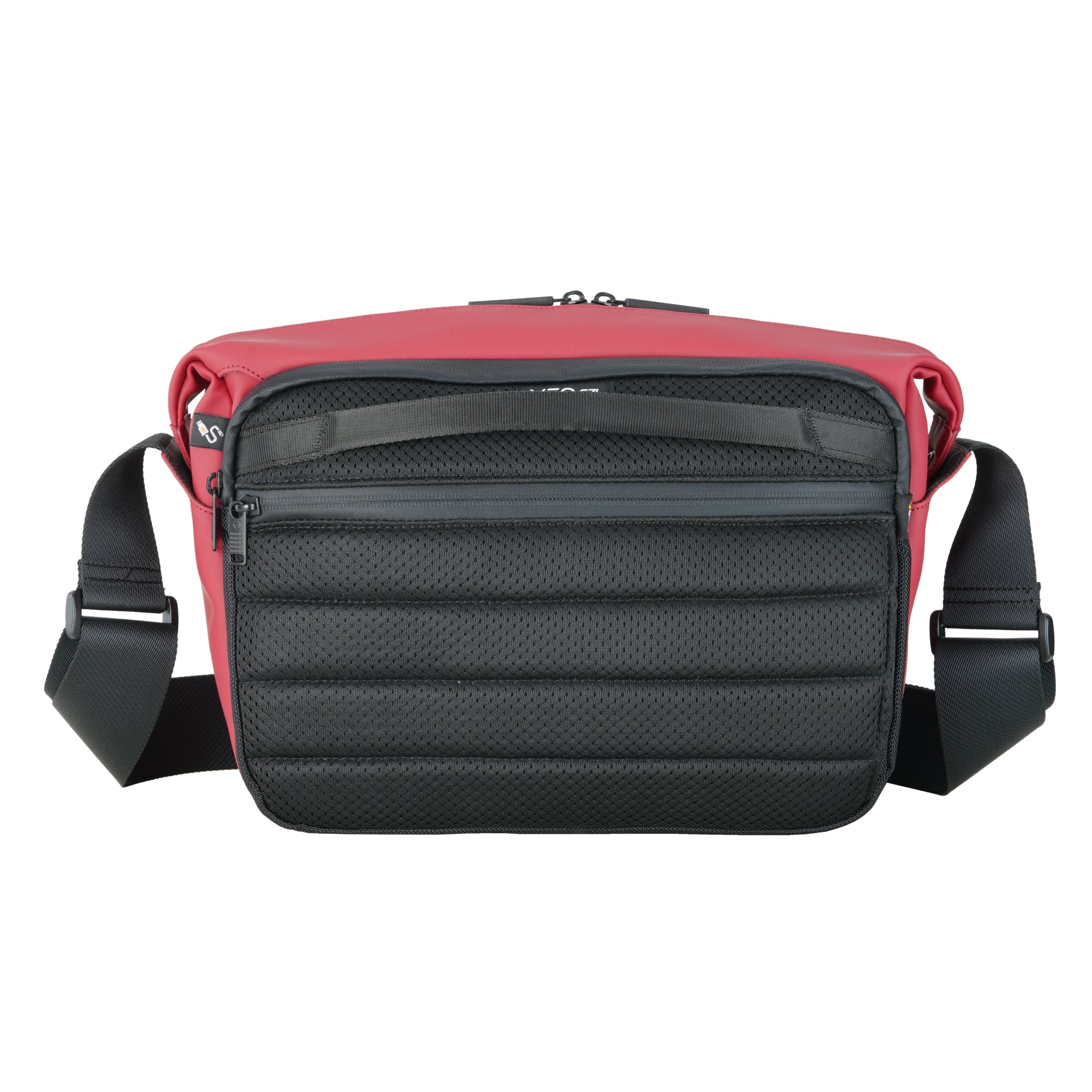 Bolso cruzado rojo con panel frontal de malla negra y cremallera y correa.