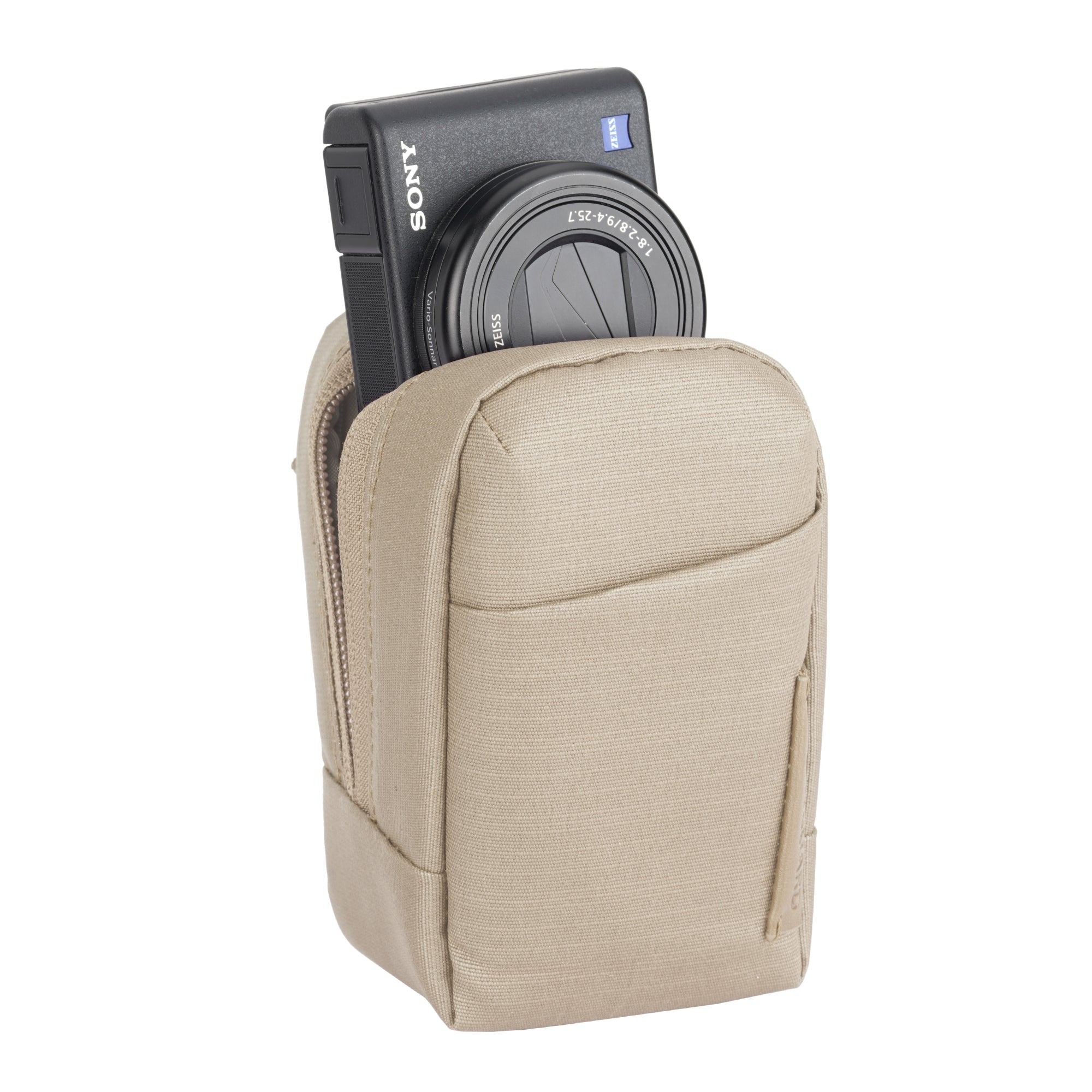 Una cámara Sony negra con lente Zeiss asoma de una bolsa de tela color canela.