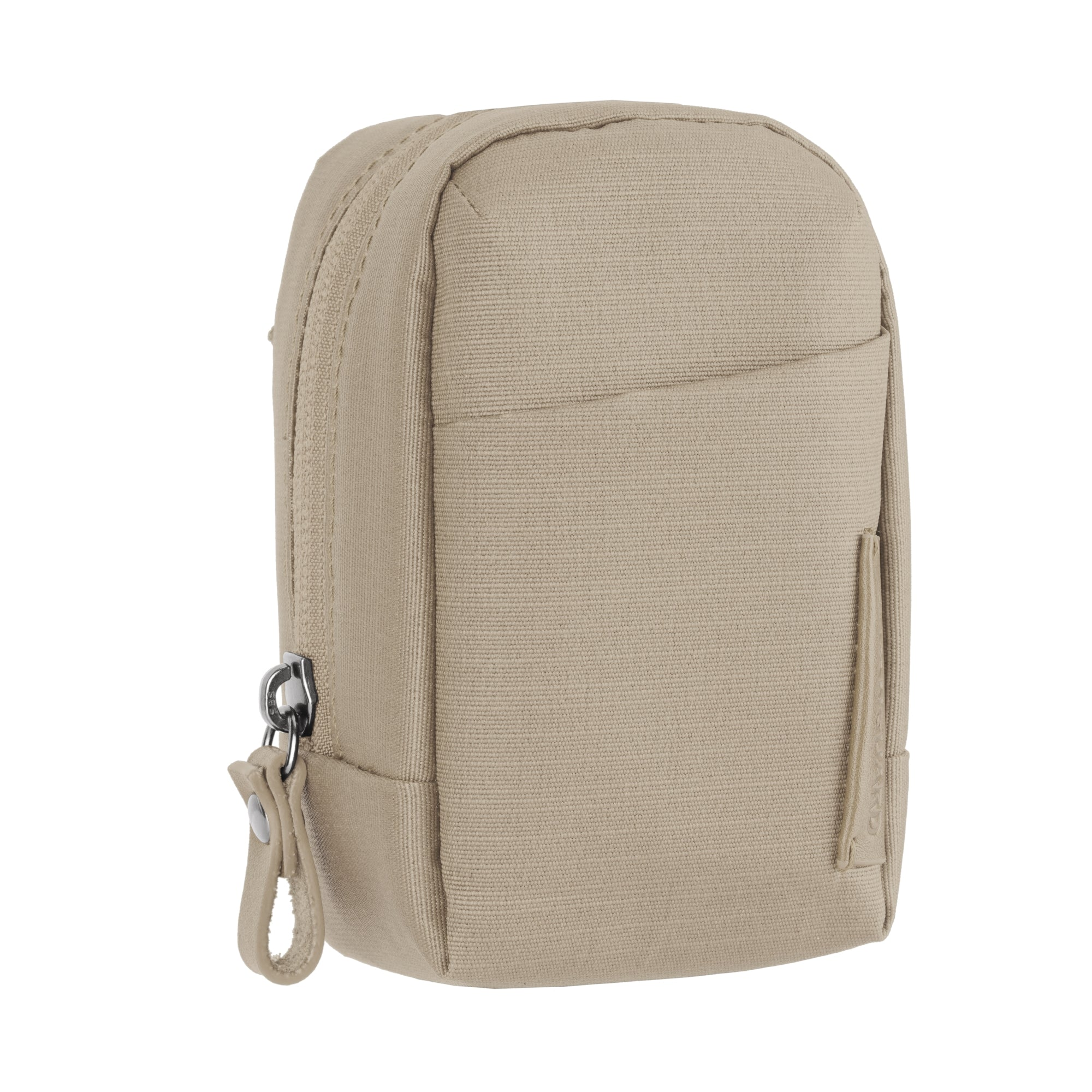 Una bolsa de lona beige con cremallera y tirador de cuero, sobre fondo blanco.