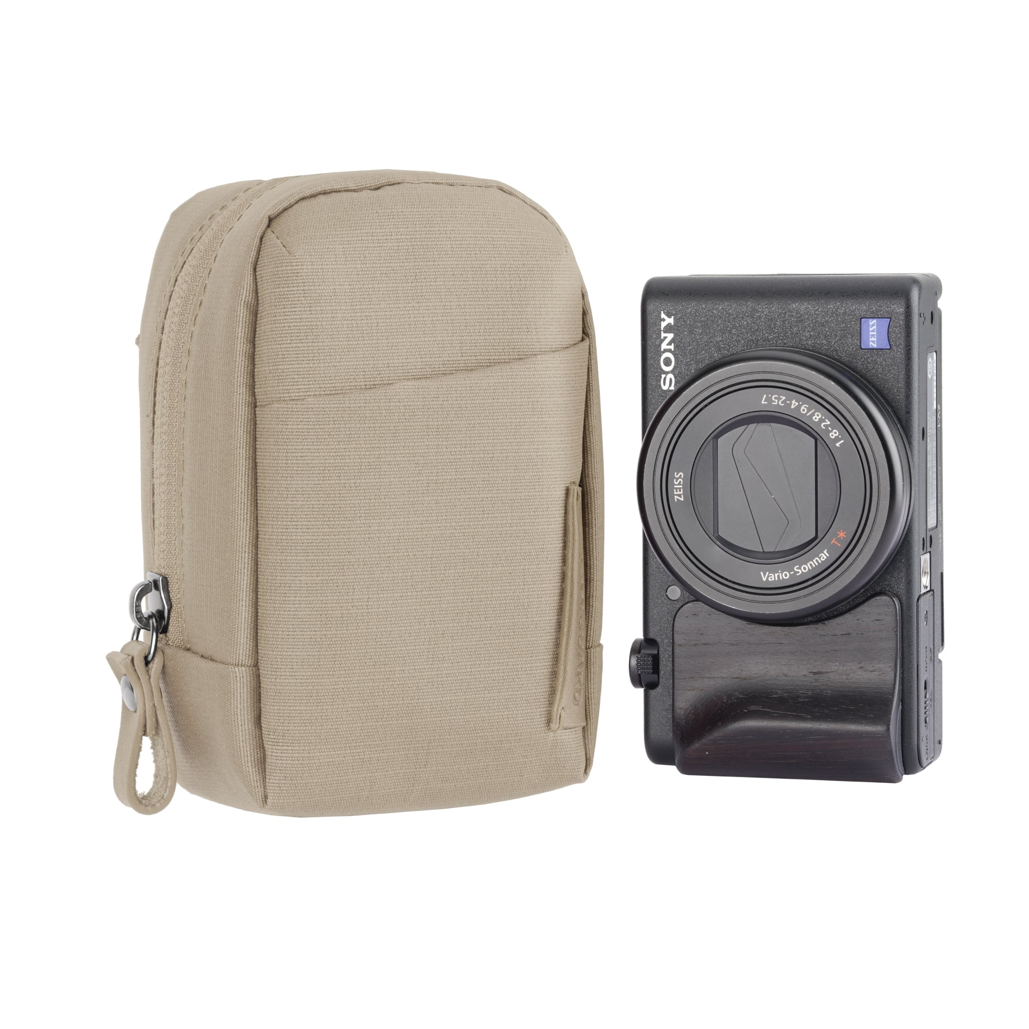 Una bolsa de cámara beige y una cámara Sony negra con lente Zeiss.