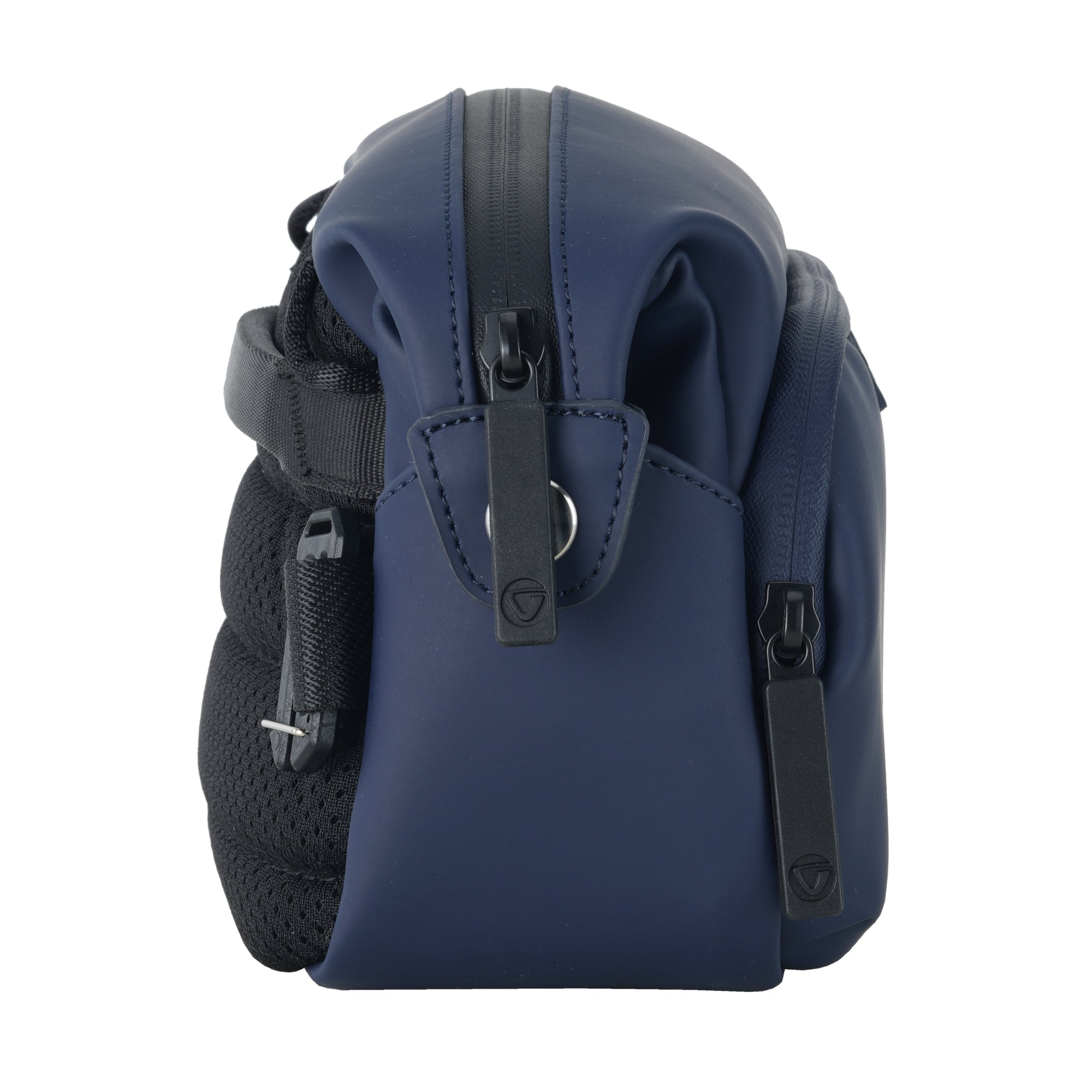 Bolso azul marino con cremalleras y correas negras, sobre fondo blanco.