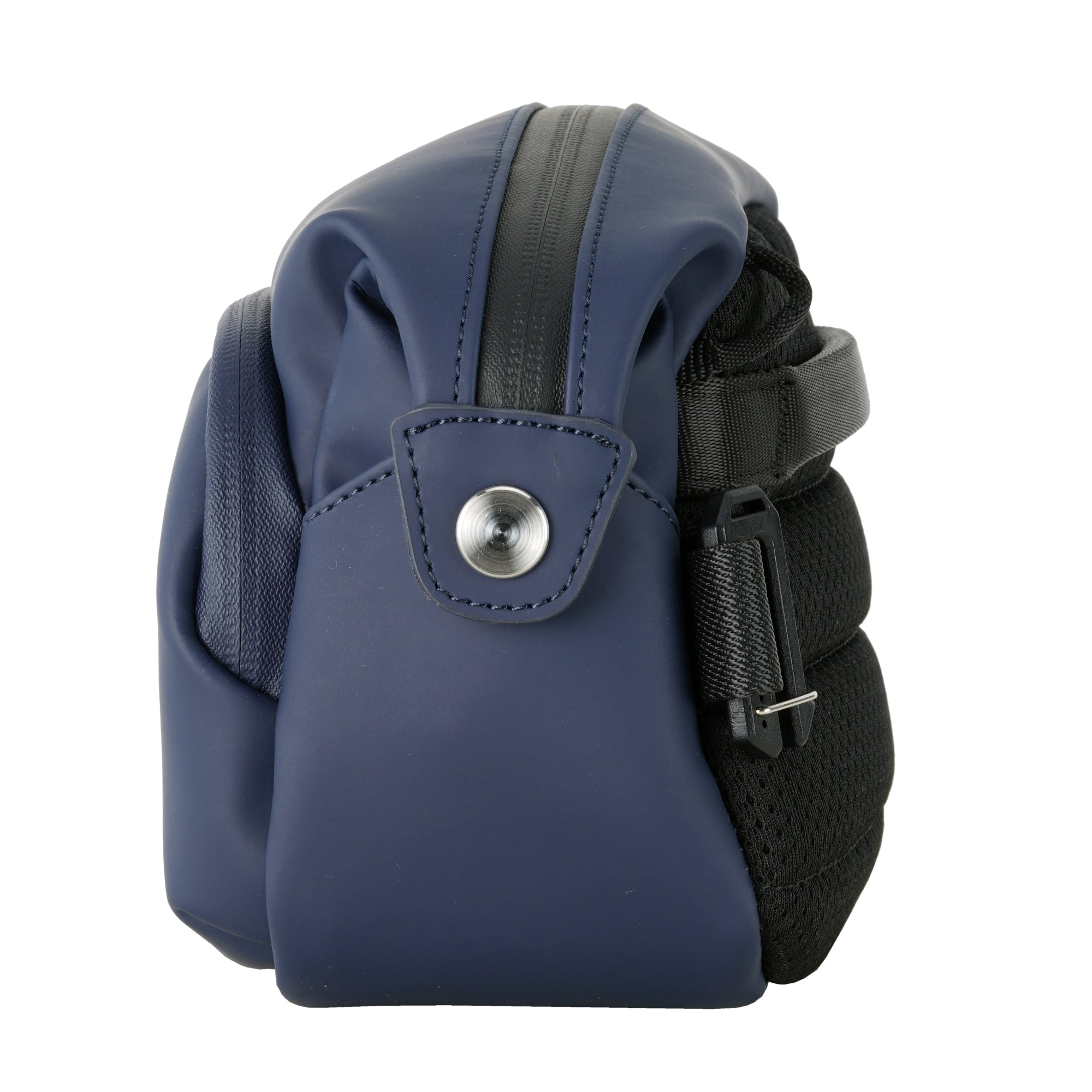 Una bolsa azul oscuro con cremallera y correa negras.