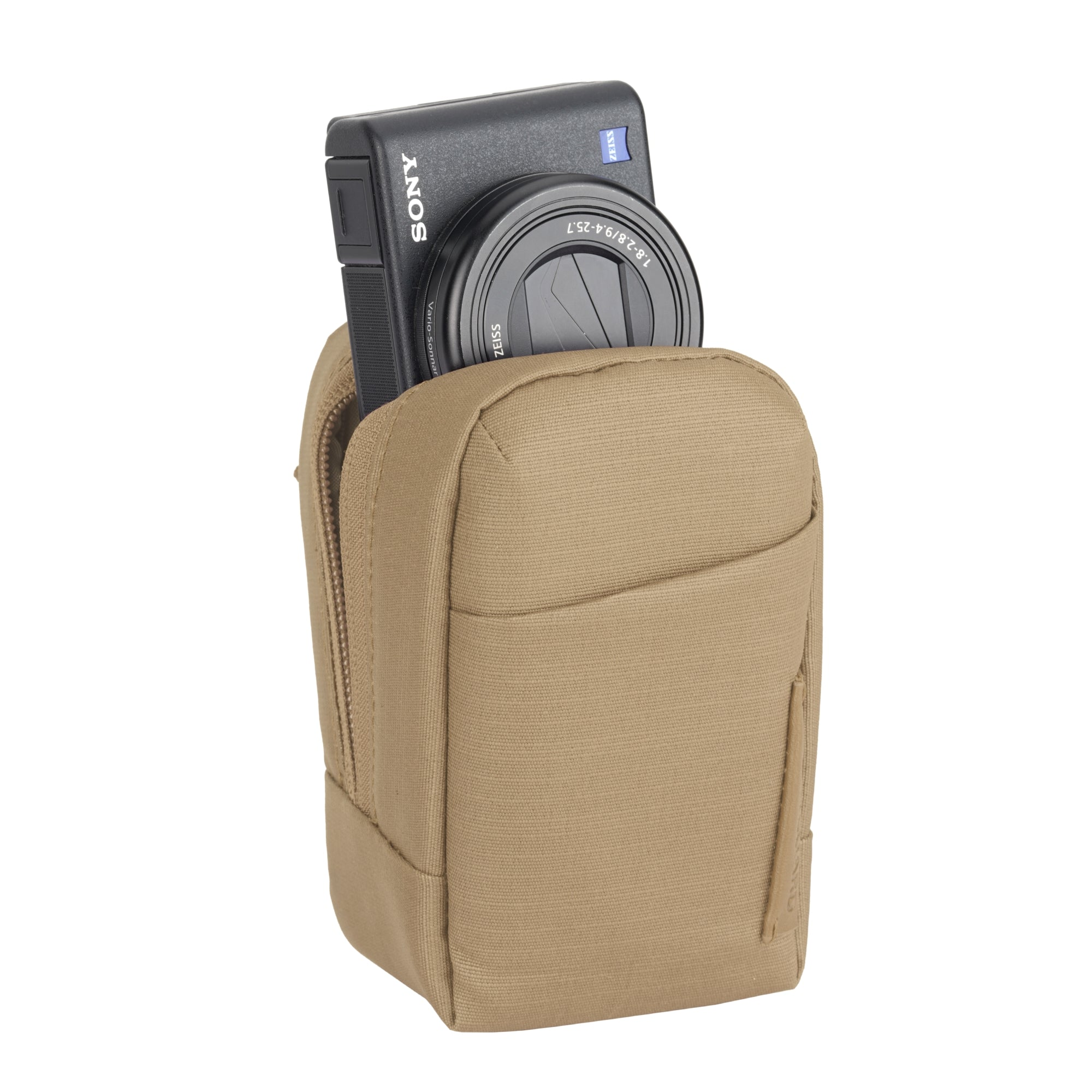 Una cámara Sony está parcialmente insertada en una bolsa para cámara color canela.