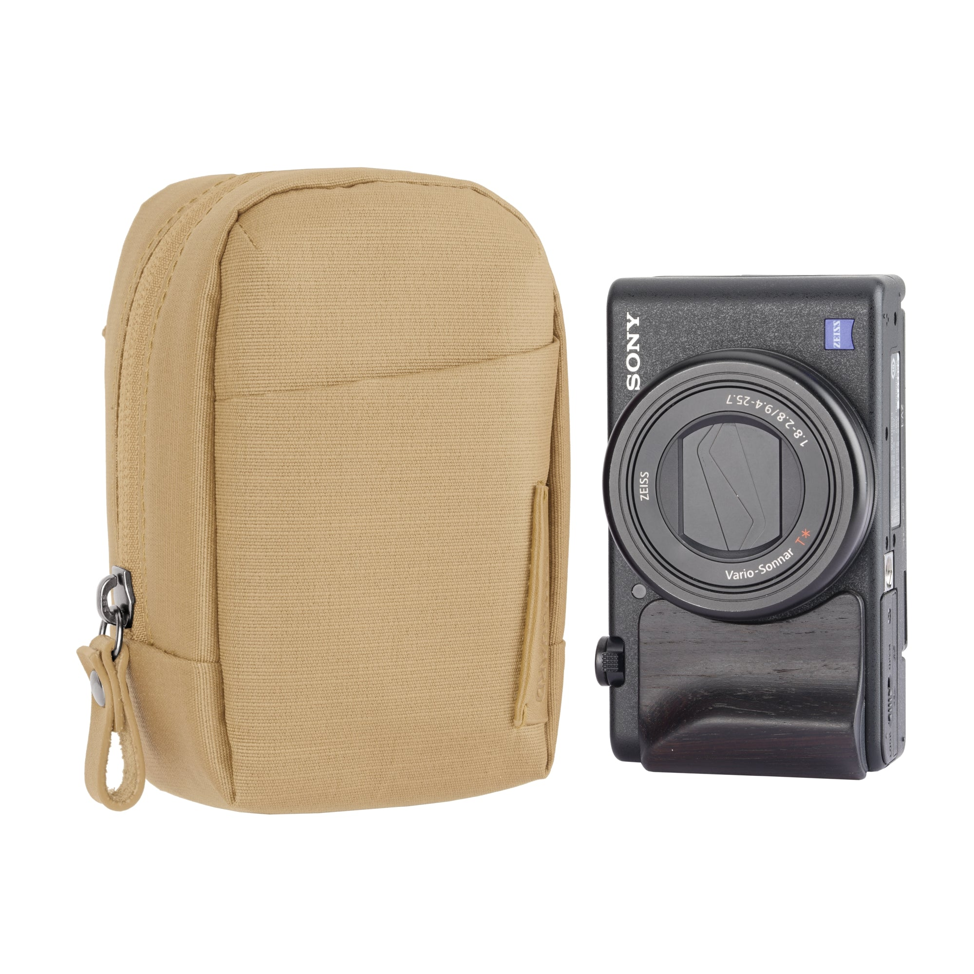 Una bolsa de cámara beige junto a una cámara Sony negra con agarre de madera.