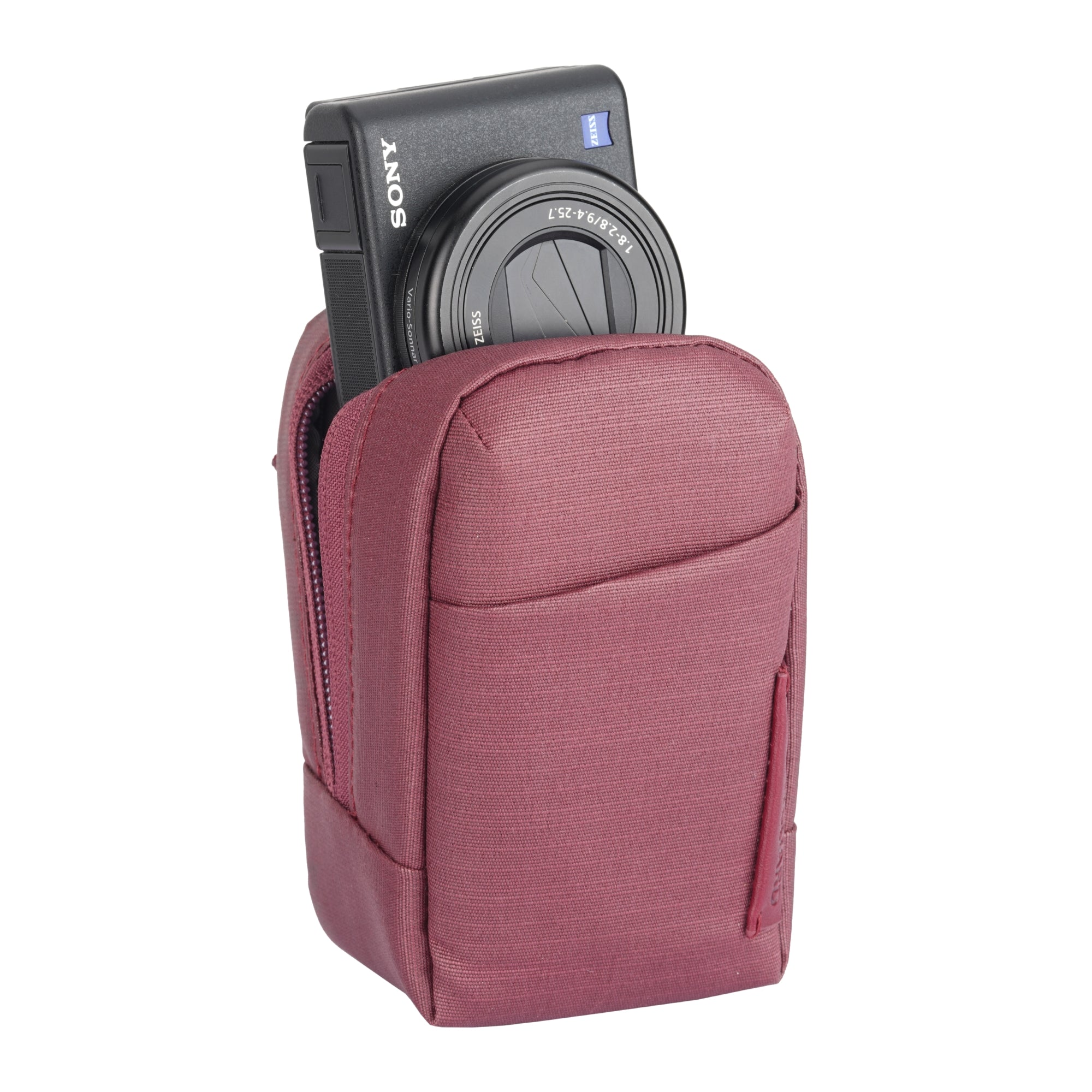 Una cámara Sony asoma de un bolso de cámara color granate.