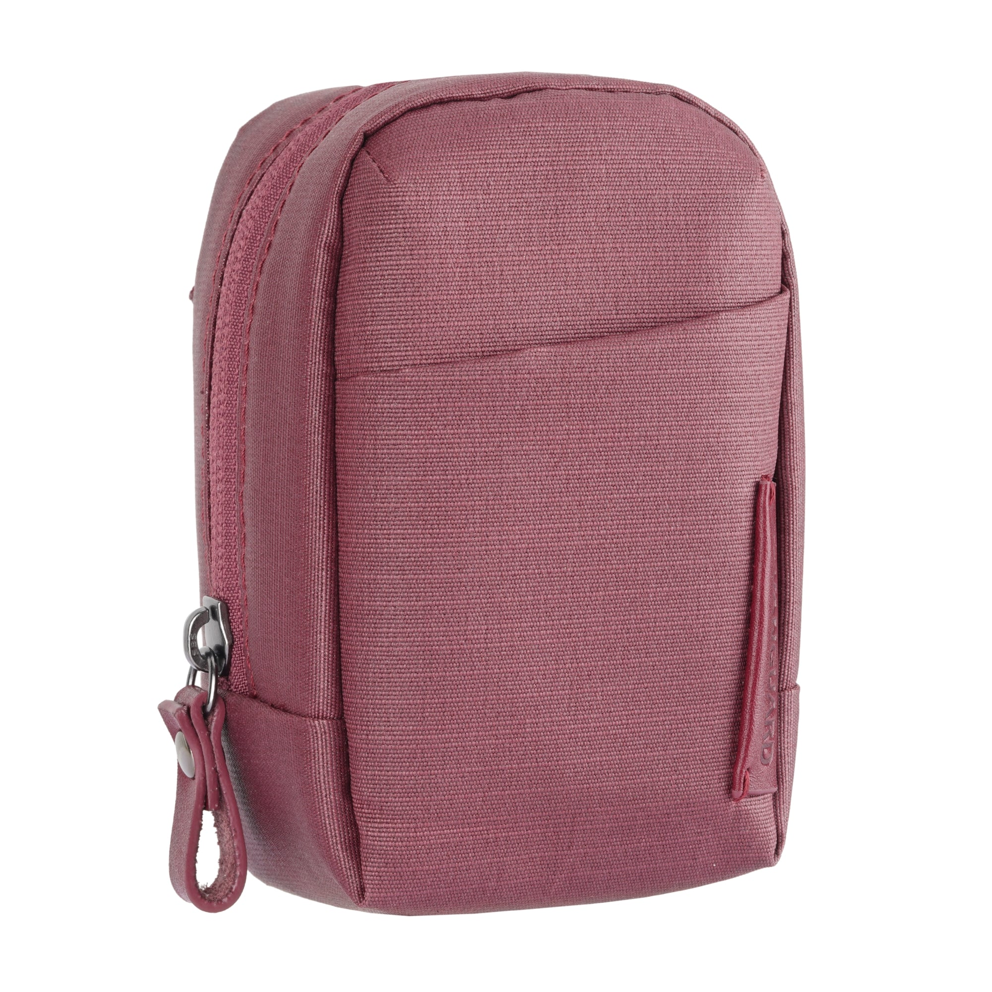 Una bolsa rectangular, color baya, con cremallera y una pequeña trabilla de cuero.