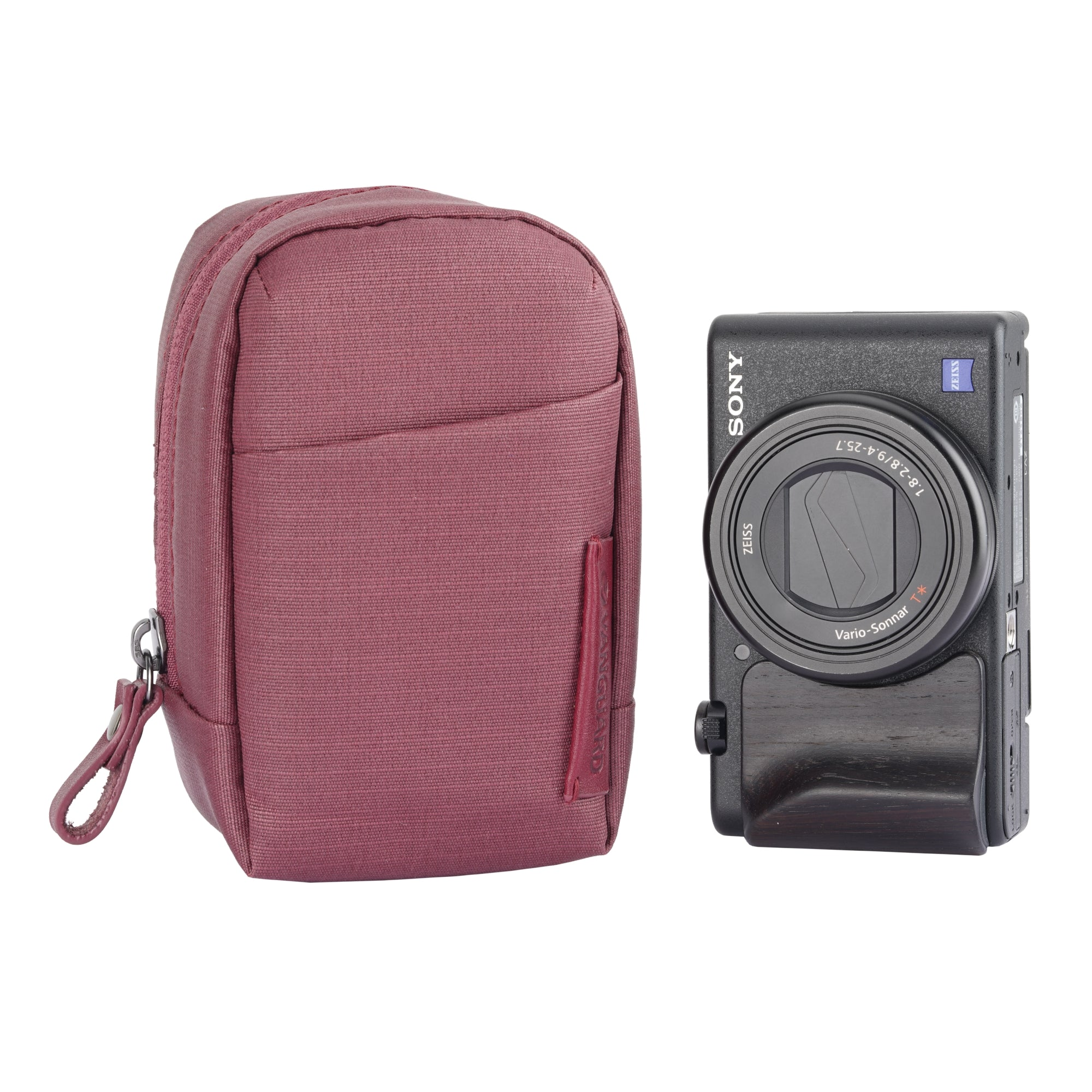 Una bolsa de cámara roja y una cámara Sony negra con lente Zeiss.