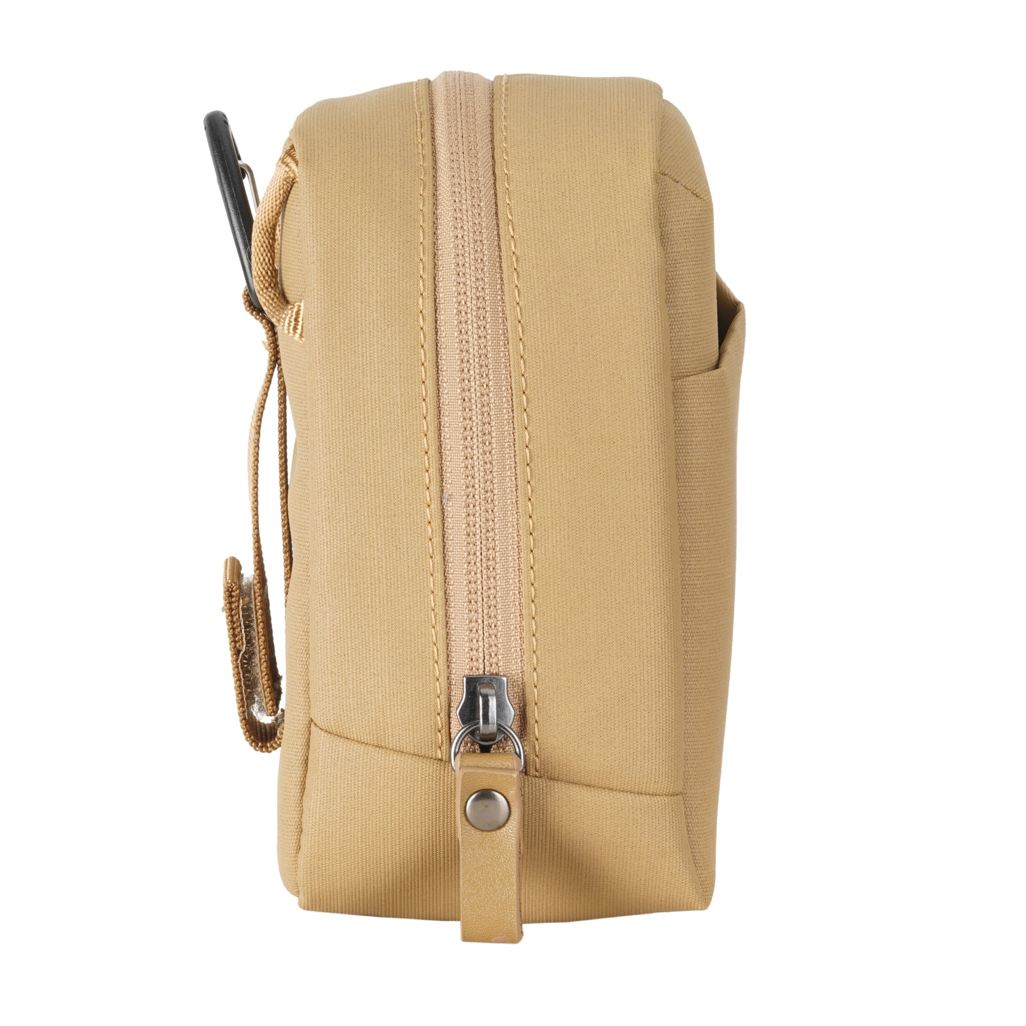Una bolsa de tela color canela con cremallera y tirador de cuero.