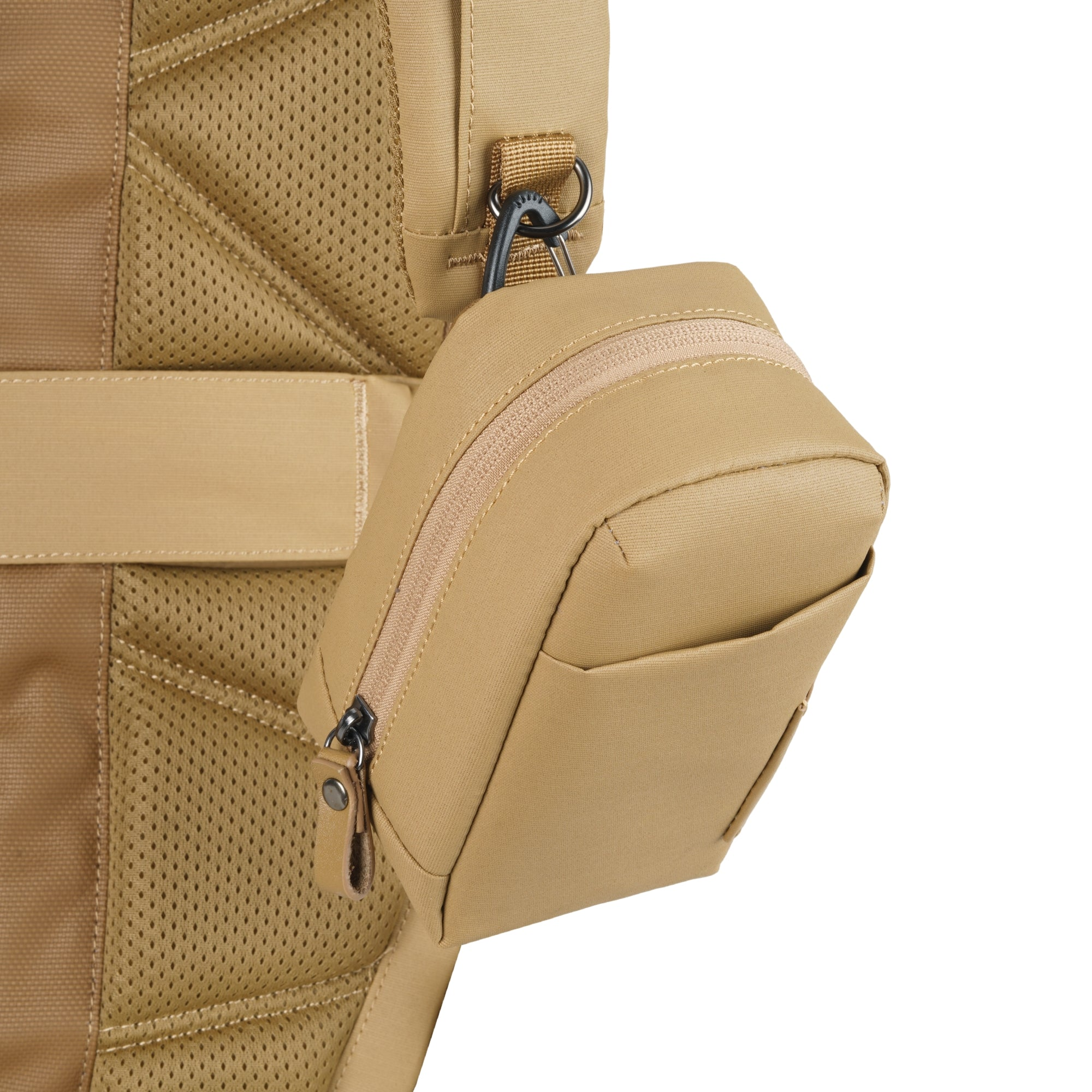 Una bolsa beige está unida a una mochila, con cremallera y correa.