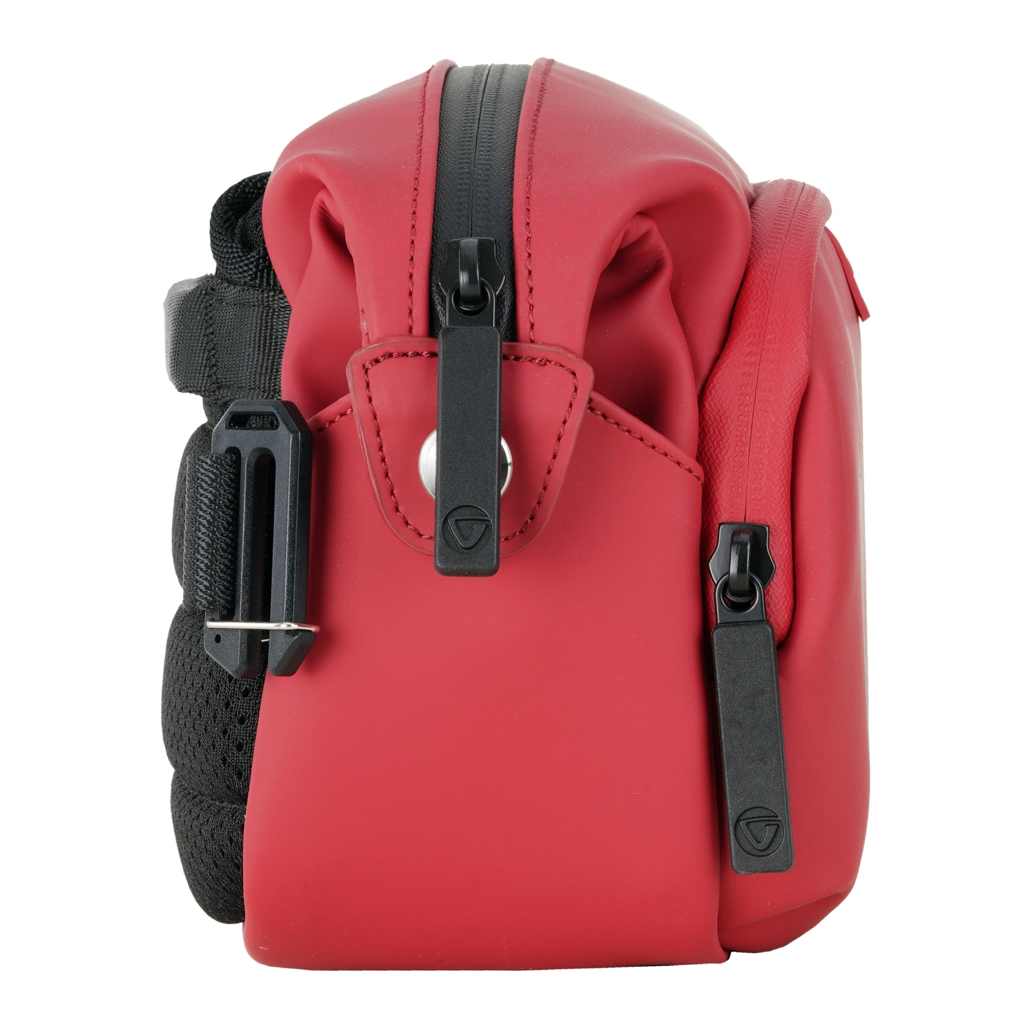 Bolso rojo con cremalleras y correa negros, mostrado en detalle.