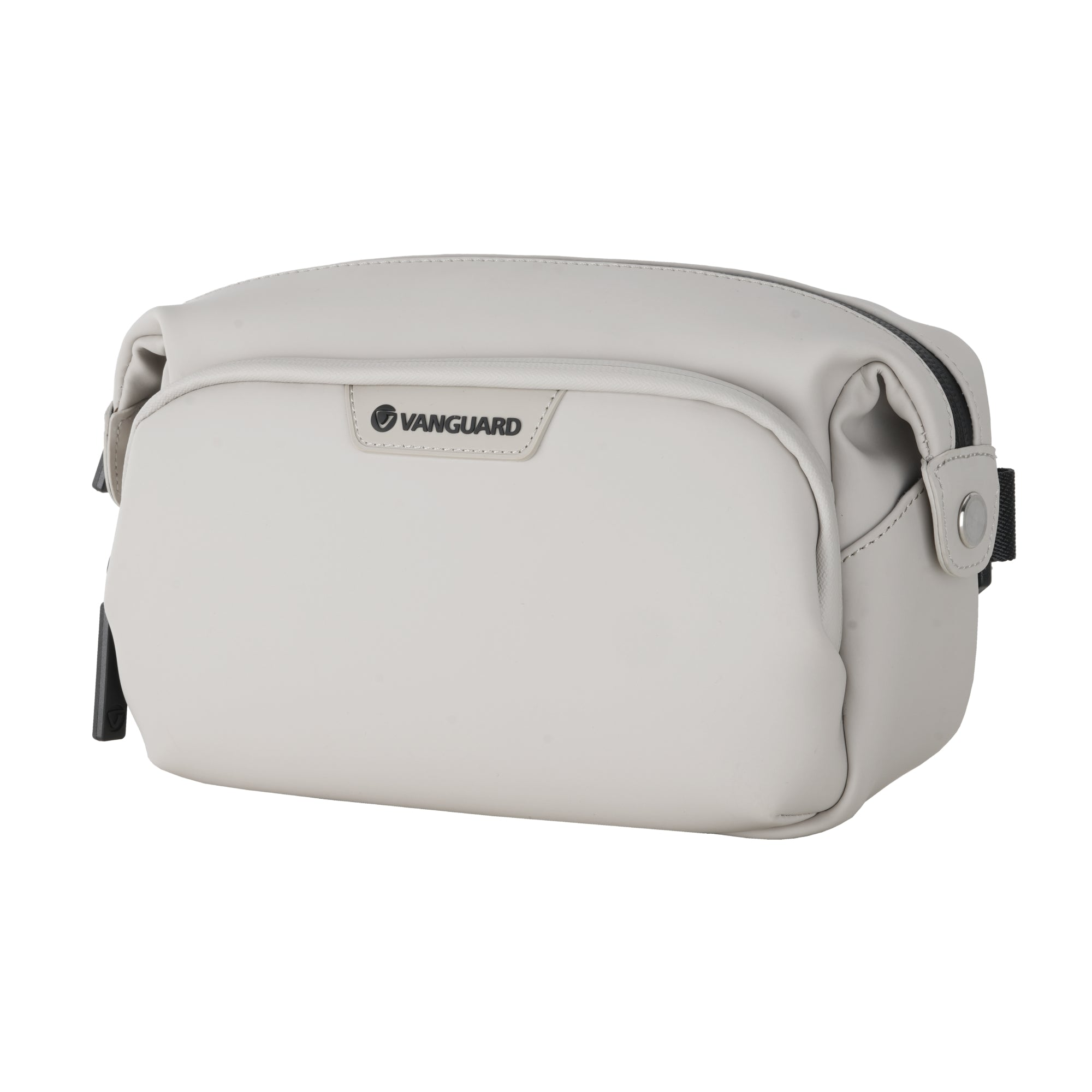 Un bolso rectangular de color claro con cremallera y el logo de Vanguard.