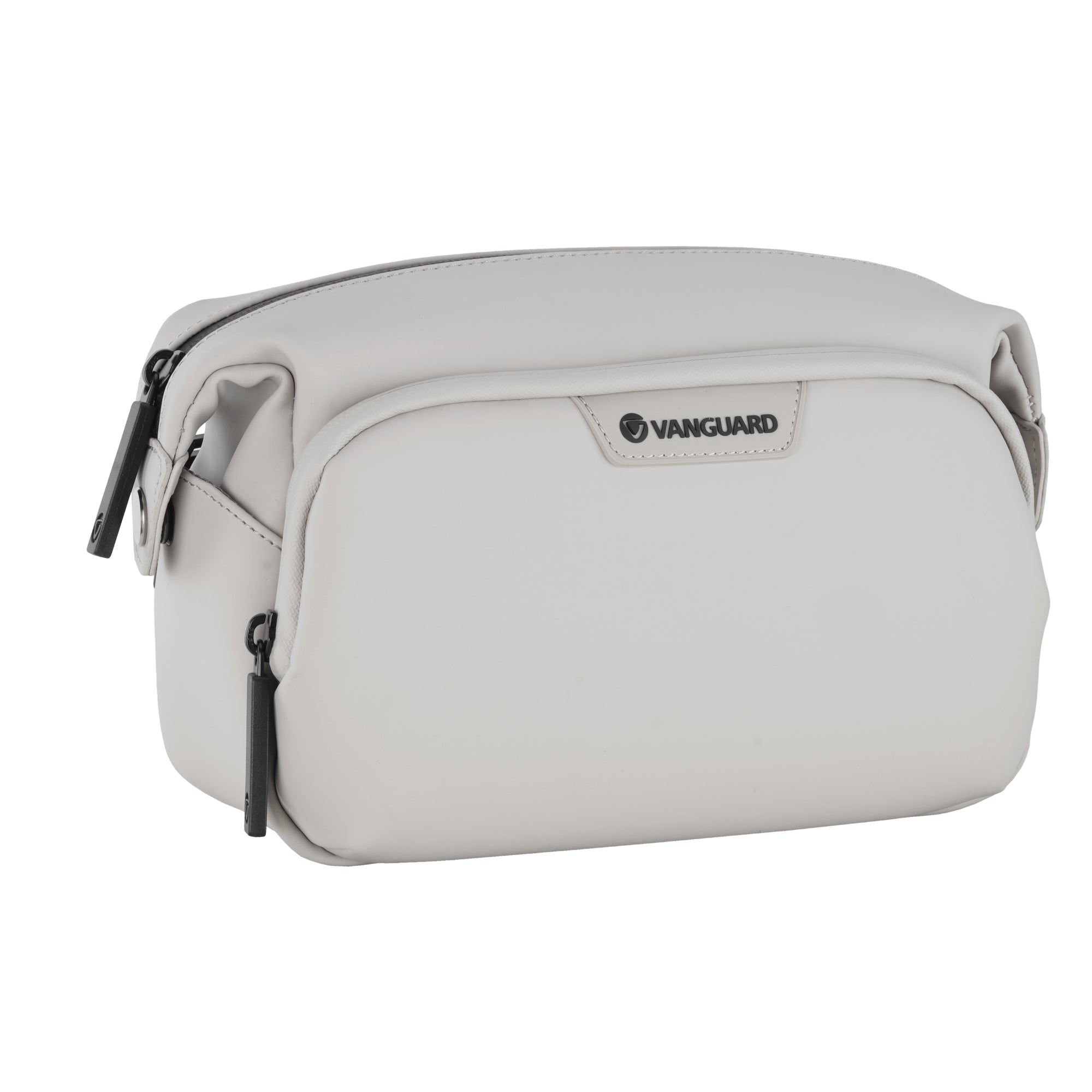 Un bolso gris claro con cremalleras y el logo de Vanguard.