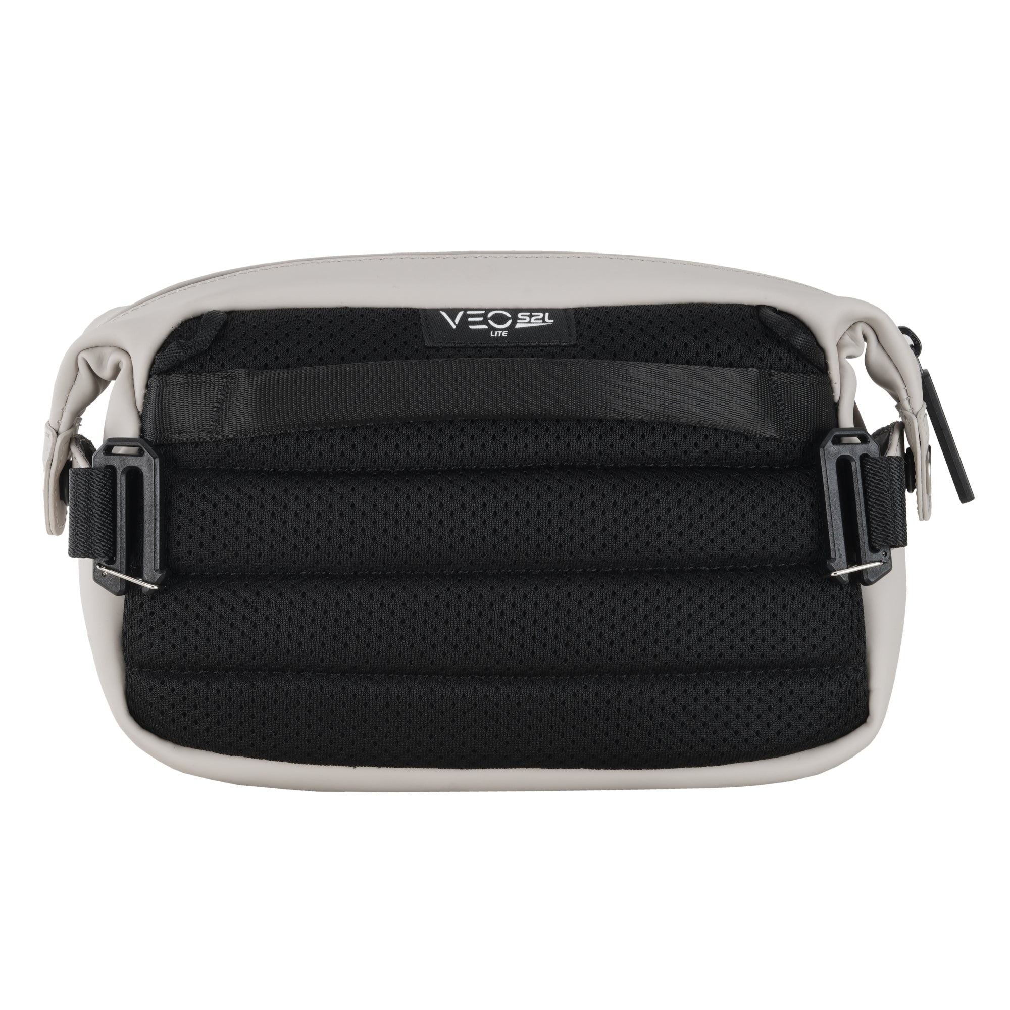 Una bolsa gris con espalda de malla negra y correas.
