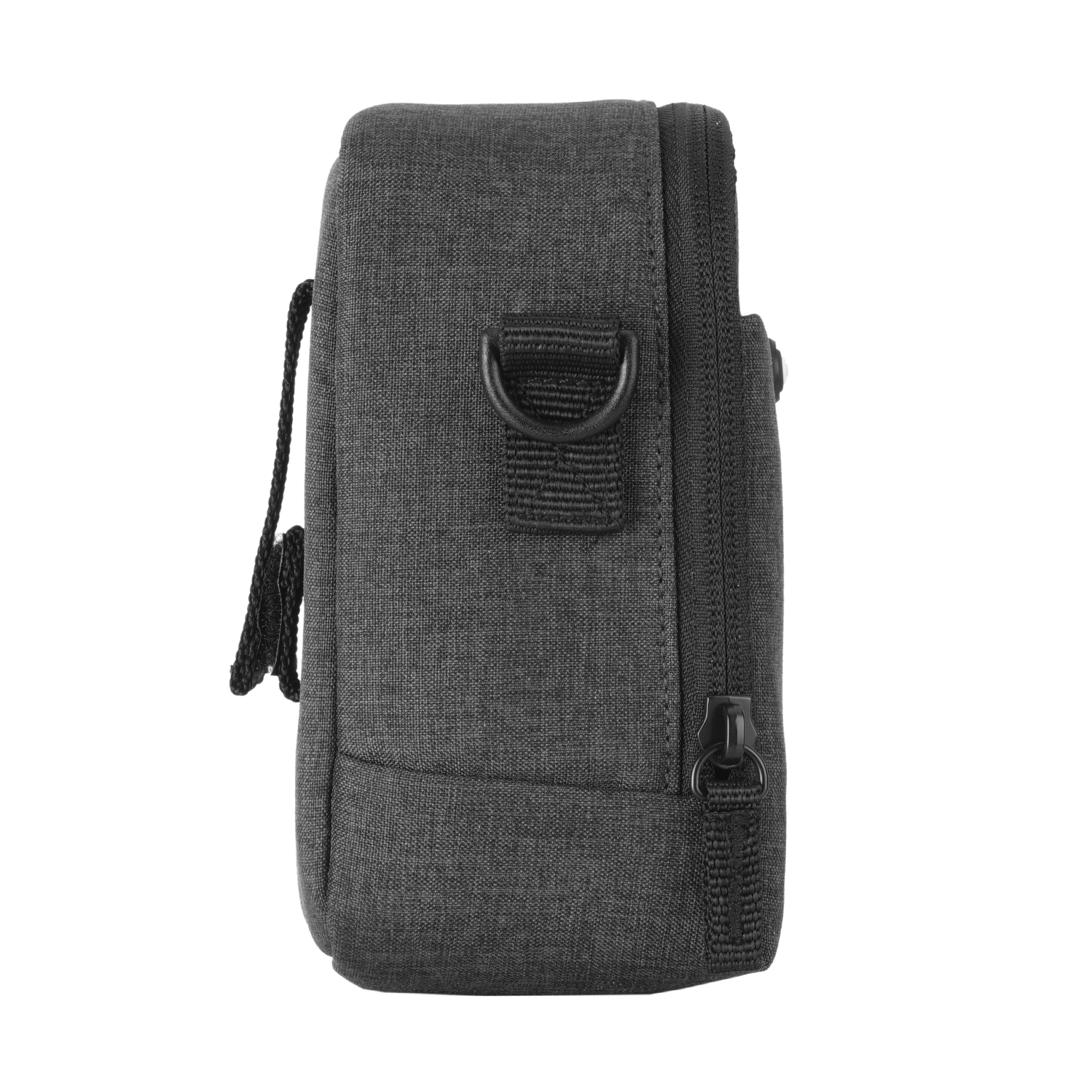 Una bolsa gris oscuro con cremallera y anilla en D.