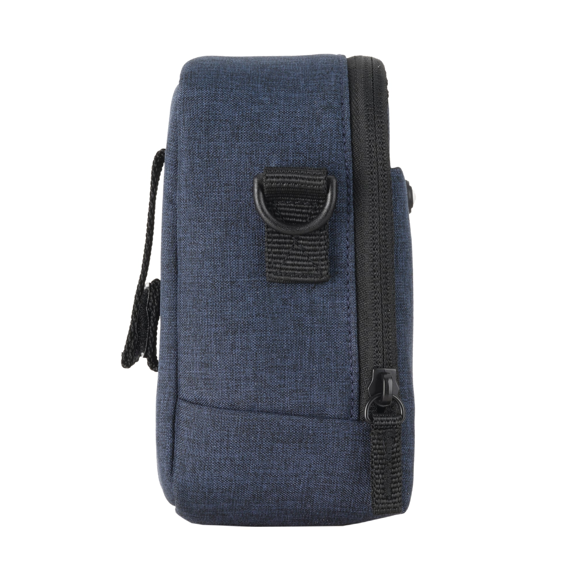 Una bolsa de tela azul con cremallera y correa negras, vista de perfil.