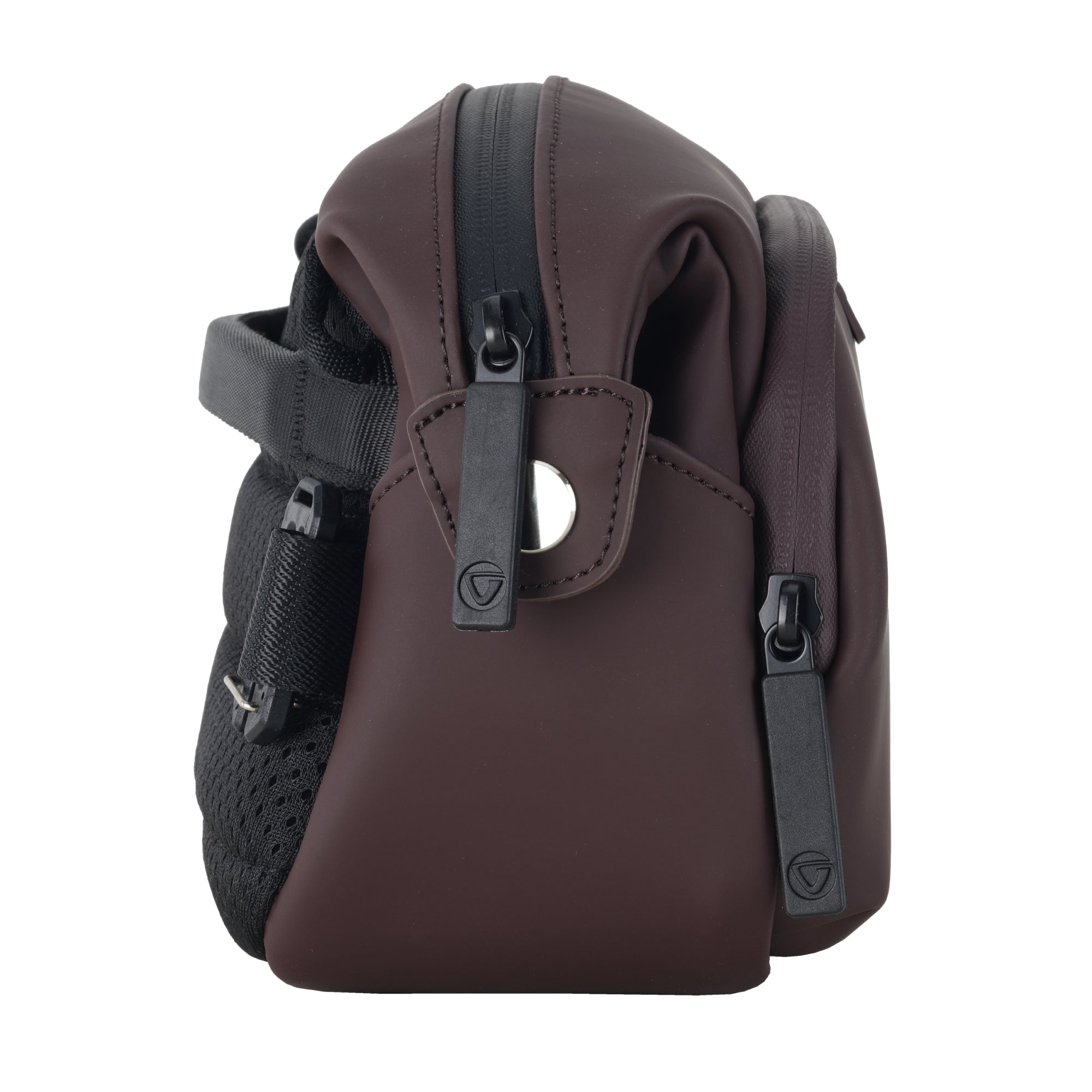 Bolso marrón con malla negra y cremalleras, sobre fondo blanco.